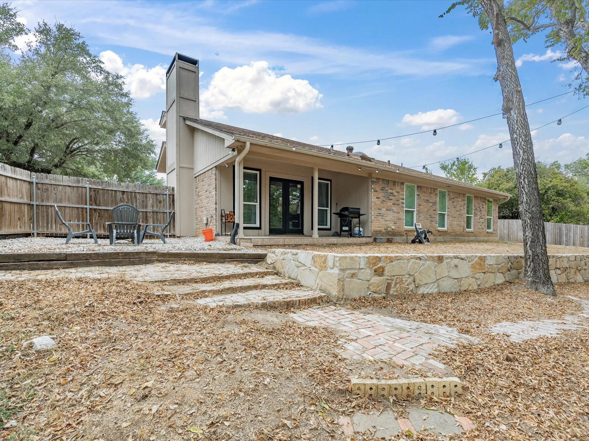 Single Family Residence For Sale in Tarrant County , 1701 Queen Street, Fort Worth, Texas 76103, 2 Bedroom, 2 Bathroom, 2 Garage spaces, 1,289 Sqft, built in 1984, mls#21375733, Real Estate Agent in Fort Worth, Homes For Sale in Tarrant county, Homes For Sale in Fort Worth, Realtor in Fort Worth Texas, Real Estate Brokerage Independent Realty Texas, Luminita Cordes Realtor