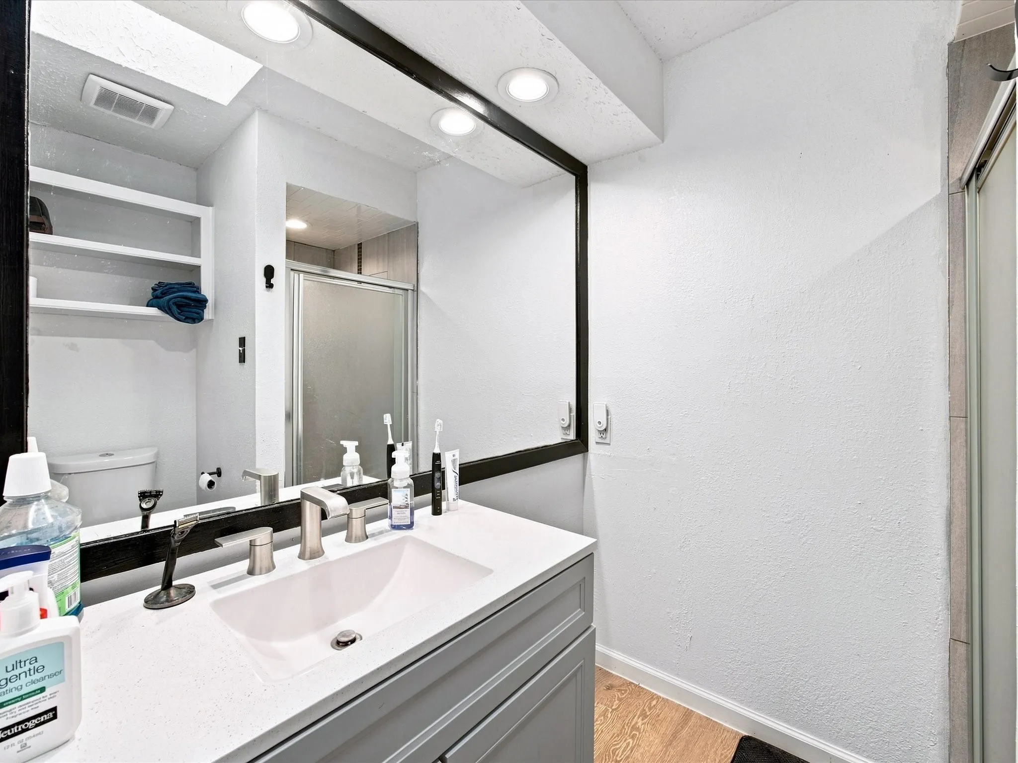 Single Family Residence For Sale in Tarrant County , 1701 Queen Street, Fort Worth, Texas 76103, 2 Bedroom, 2 Bathroom, 2 Garage spaces, 1,289 Sqft, built in 1984, mls#21375733, Real Estate Agent in Fort Worth, Homes For Sale in Tarrant county, Homes For Sale in Fort Worth, Realtor in Fort Worth Texas, Real Estate Brokerage Independent Realty Texas, Luminita Cordes Realtor