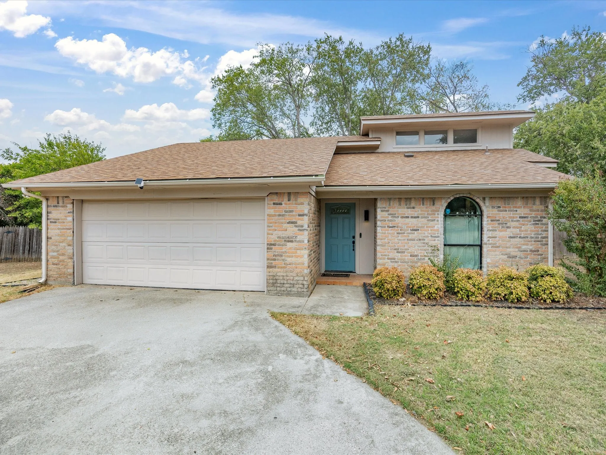 Single Family Residence For Sale in Tarrant County , 1701 Queen Street, Fort Worth, Texas 76103, 2 Bedroom, 2 Bathroom, 2 Garage spaces, 1,289 Sqft, built in 1984, mls#21375733, Real Estate Agent in Fort Worth, Homes For Sale in Tarrant county, Homes For Sale in Fort Worth, Realtor in Fort Worth Texas, Real Estate Brokerage Independent Realty Texas, Luminita Cordes Realtor