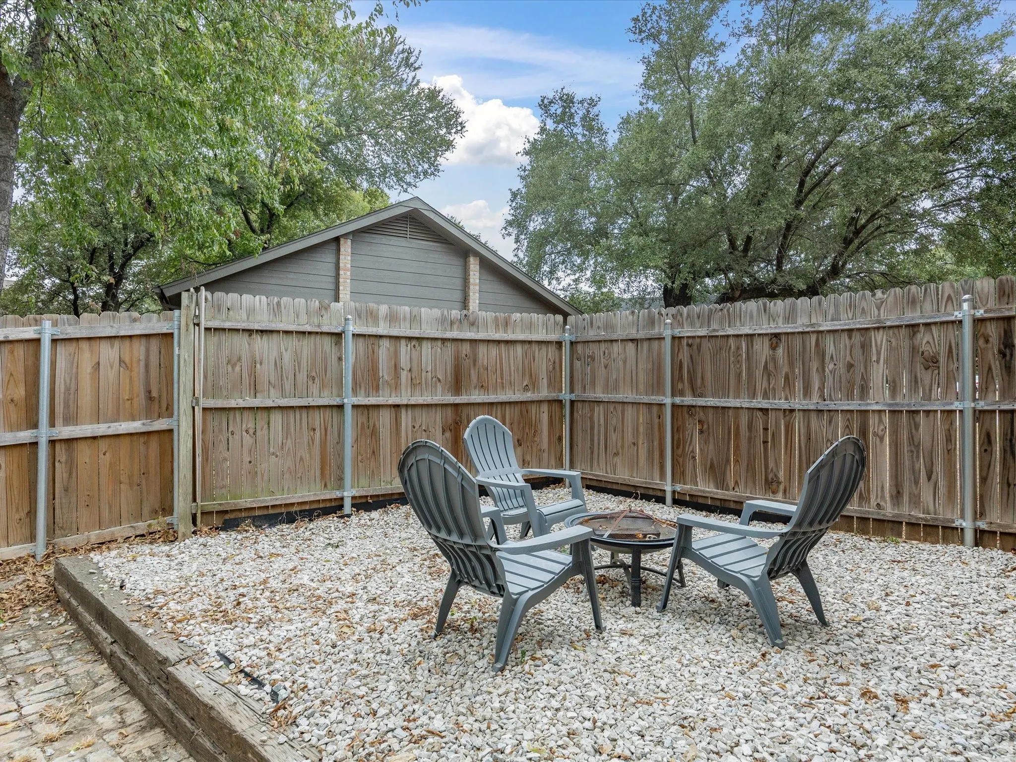 Single Family Residence For Sale in Tarrant County , 1701 Queen Street, Fort Worth, Texas 76103, 2 Bedroom, 2 Bathroom, 2 Garage spaces, 1,289 Sqft, built in 1984, mls#21375733, Real Estate Agent in Fort Worth, Homes For Sale in Tarrant county, Homes For Sale in Fort Worth, Realtor in Fort Worth Texas, Real Estate Brokerage Independent Realty Texas, Luminita Cordes Realtor