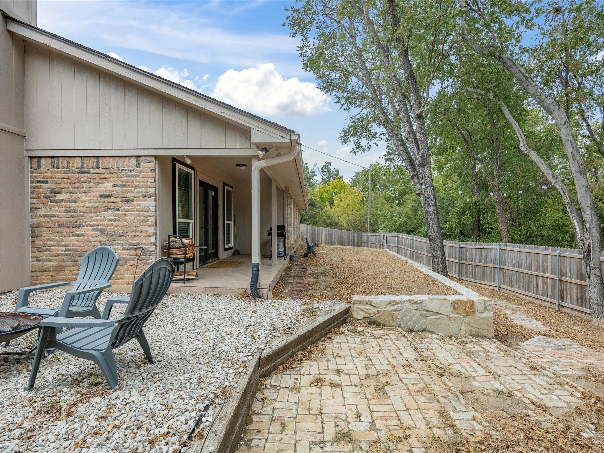 Single Family Residence For Sale in Tarrant County , 1701 Queen Street, Fort Worth, Texas 76103, 2 Bedroom, 2 Bathroom, 2 Garage spaces, 1,289 Sqft, built in 1984, mls#21375733, Real Estate Agent in Fort Worth, Homes For Sale in Tarrant county, Homes For Sale in Fort Worth, Realtor in Fort Worth Texas, Real Estate Brokerage Independent Realty Texas, Luminita Cordes Realtor