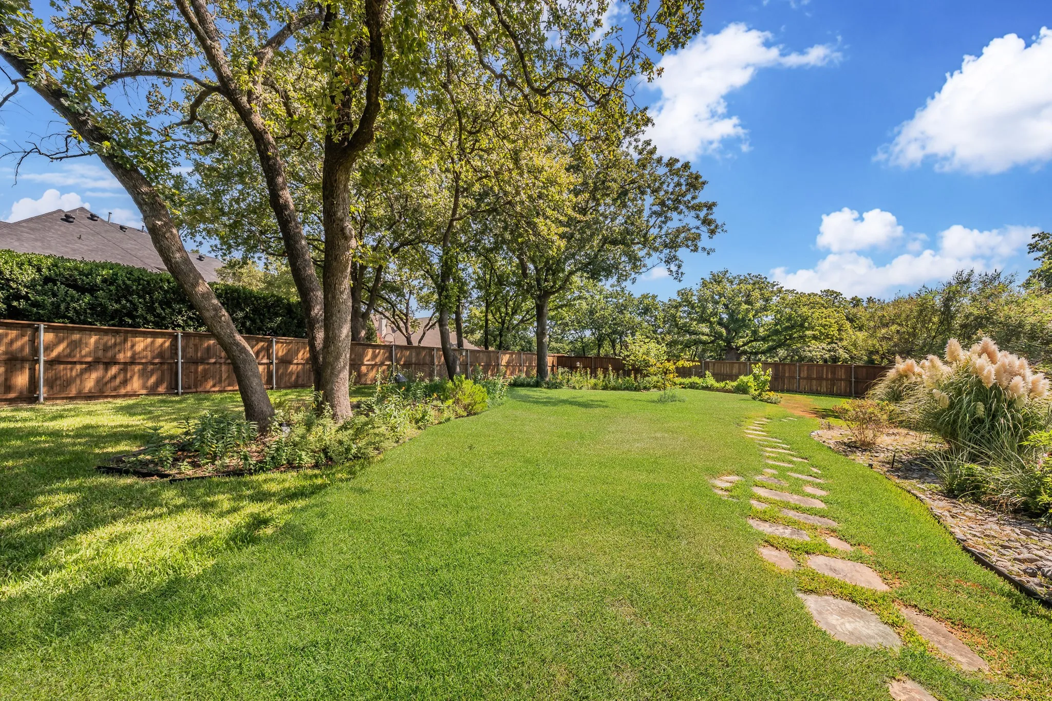 Single Family Residence For Sale in Tarrant County , 2802 Yorkshire Lane, Southlake, Texas 76092, 4 Bedroom, 3 Bathroom, 2 Garage spaces, 3,758 Sqft, built in 1997, mls#21379369, Real Estate Agent in Southlake, Homes For Sale in Tarrant county, Homes For Sale in Southlake, Realtor in Southlake Texas, Real Estate Brokerage Independent Realty Texas, Luminita Cordes Realtor