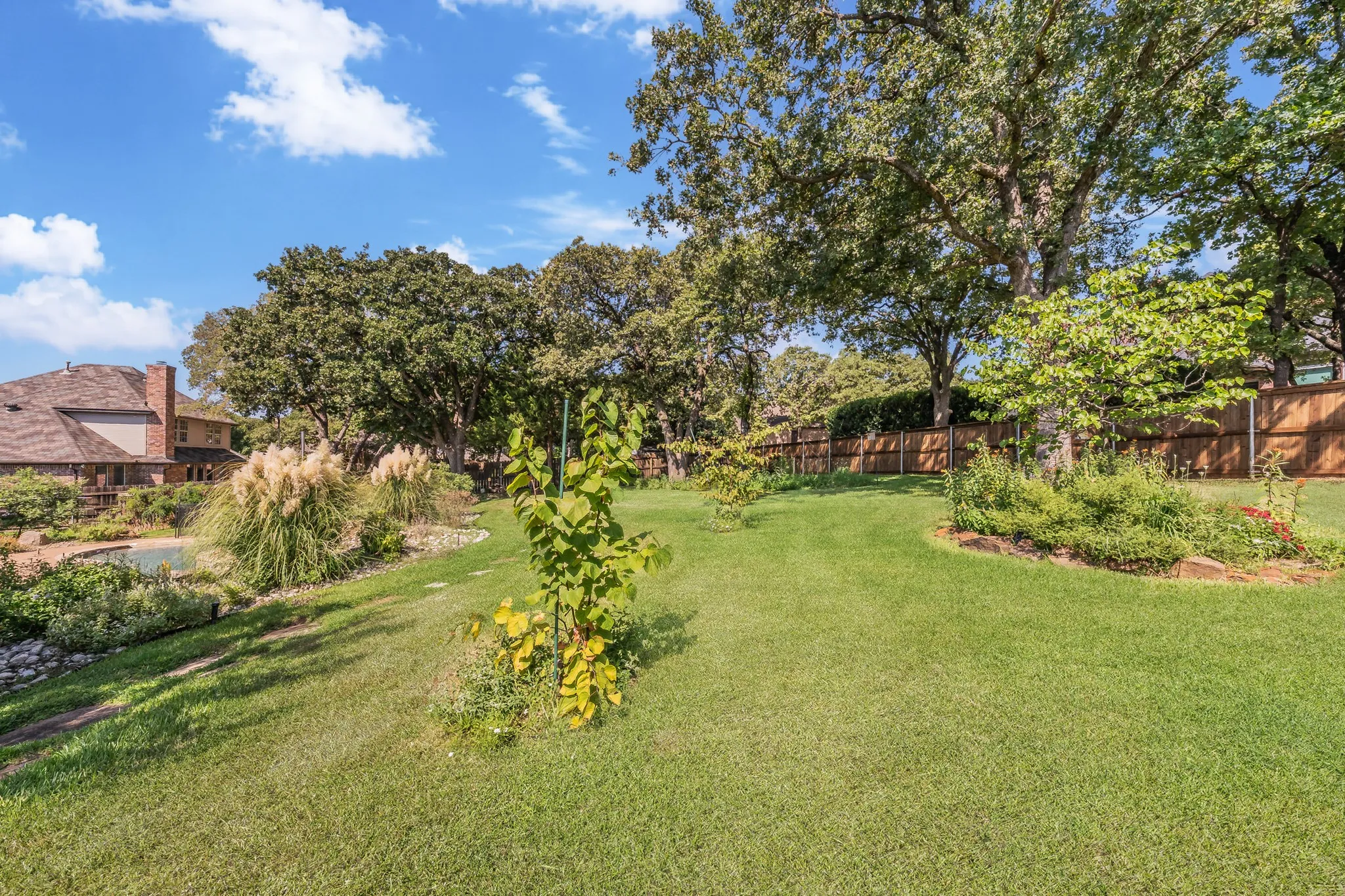 Single Family Residence For Sale in Tarrant County , 2802 Yorkshire Lane, Southlake, Texas 76092, 4 Bedroom, 3 Bathroom, 2 Garage spaces, 3,758 Sqft, built in 1997, mls#21379369, Real Estate Agent in Southlake, Homes For Sale in Tarrant county, Homes For Sale in Southlake, Realtor in Southlake Texas, Real Estate Brokerage Independent Realty Texas, Luminita Cordes Realtor