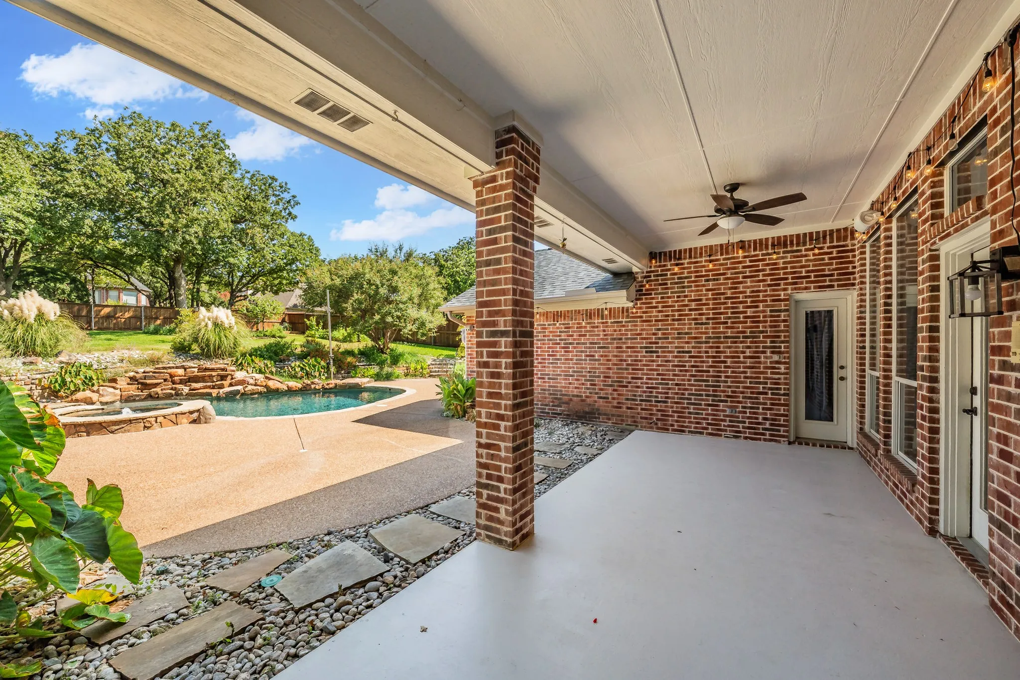 Single Family Residence For Sale in Tarrant County , 2802 Yorkshire Lane, Southlake, Texas 76092, 4 Bedroom, 3 Bathroom, 2 Garage spaces, 3,758 Sqft, built in 1997, mls#21379369, Real Estate Agent in Southlake, Homes For Sale in Tarrant county, Homes For Sale in Southlake, Realtor in Southlake Texas, Real Estate Brokerage Independent Realty Texas, Luminita Cordes Realtor