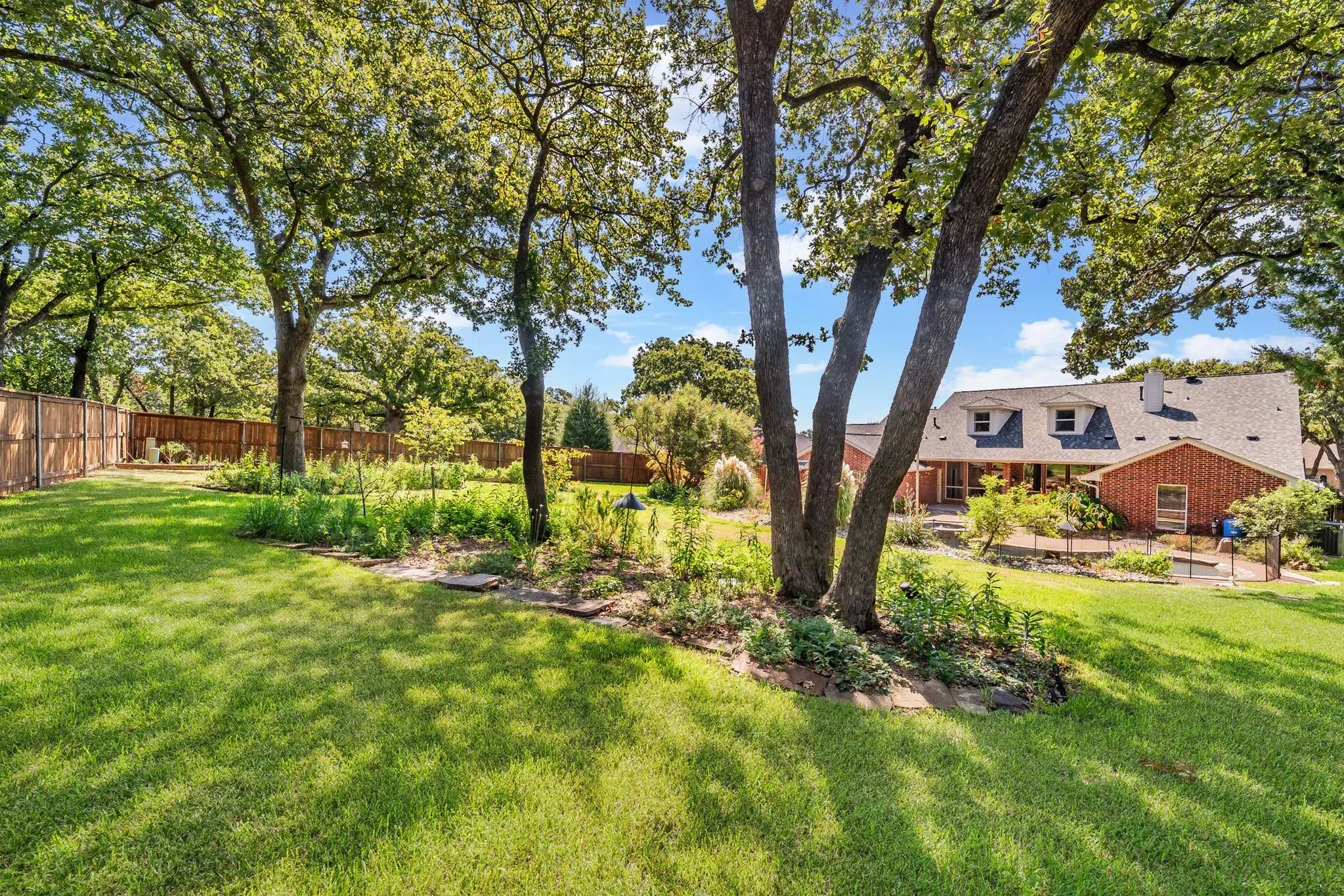 Single Family Residence For Sale in Tarrant County , 2802 Yorkshire Lane, Southlake, Texas 76092, 4 Bedroom, 3 Bathroom, 2 Garage spaces, 3,758 Sqft, built in 1997, mls#21379369, Real Estate Agent in Southlake, Homes For Sale in Tarrant county, Homes For Sale in Southlake, Realtor in Southlake Texas, Real Estate Brokerage Independent Realty Texas, Luminita Cordes Realtor