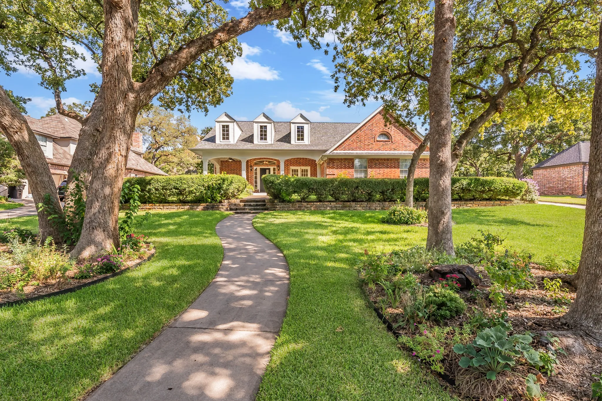 Single Family Residence For Sale in Tarrant County , 2802 Yorkshire Lane, Southlake, Texas 76092, 4 Bedroom, 3 Bathroom, 2 Garage spaces, 3,758 Sqft, built in 1997, mls#21379369, Real Estate Agent in Southlake, Homes For Sale in Tarrant county, Homes For Sale in Southlake, Realtor in Southlake Texas, Real Estate Brokerage Independent Realty Texas, Luminita Cordes Realtor