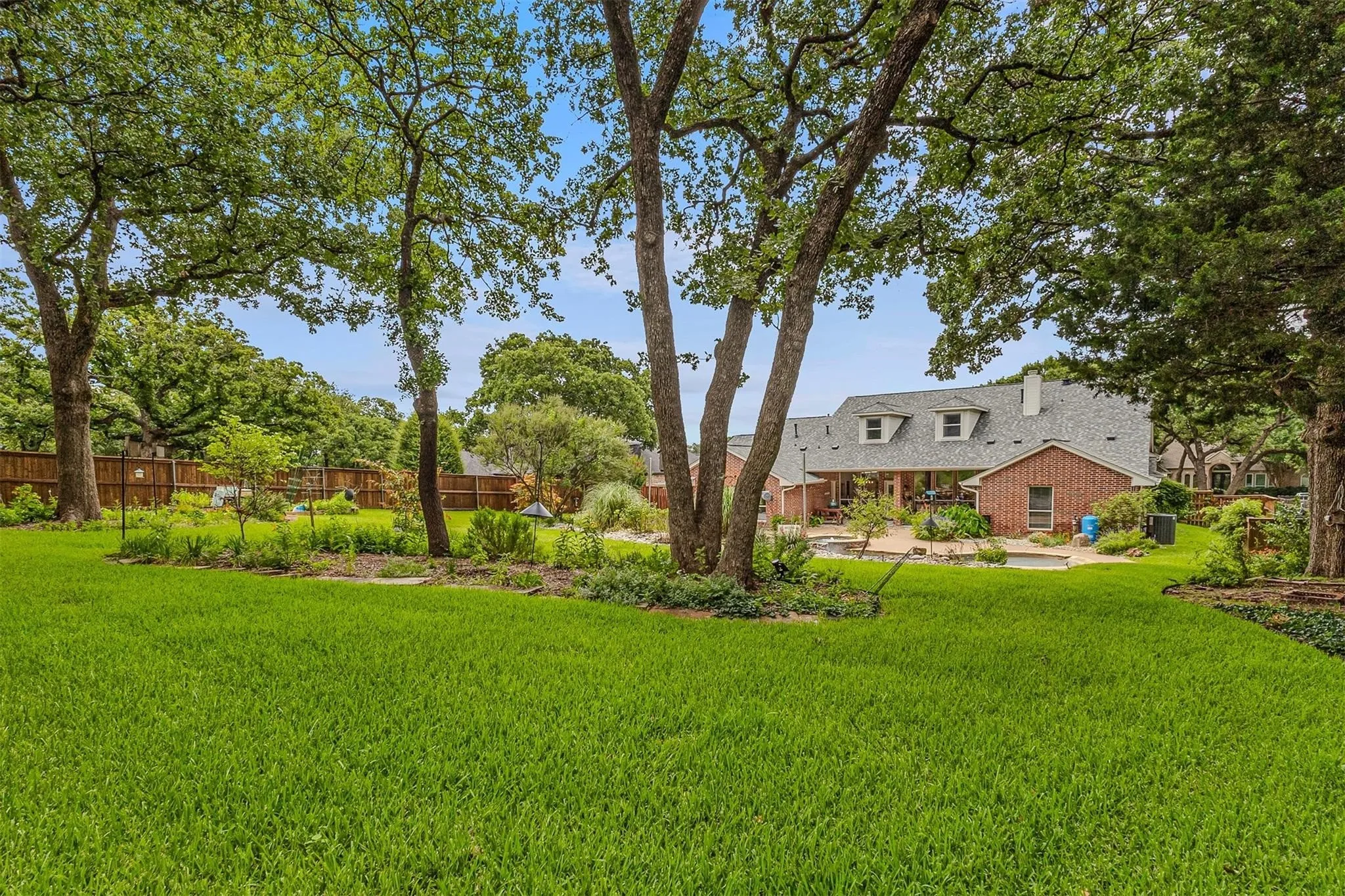 Single Family Residence For Sale in Tarrant County , 2802 Yorkshire Lane, Southlake, Texas 76092, 4 Bedroom, 3 Bathroom, 2 Garage spaces, 3,758 Sqft, built in 1997, mls#21379369, Real Estate Agent in Southlake, Homes For Sale in Tarrant county, Homes For Sale in Southlake, Realtor in Southlake Texas, Real Estate Brokerage Independent Realty Texas, Luminita Cordes Realtor
