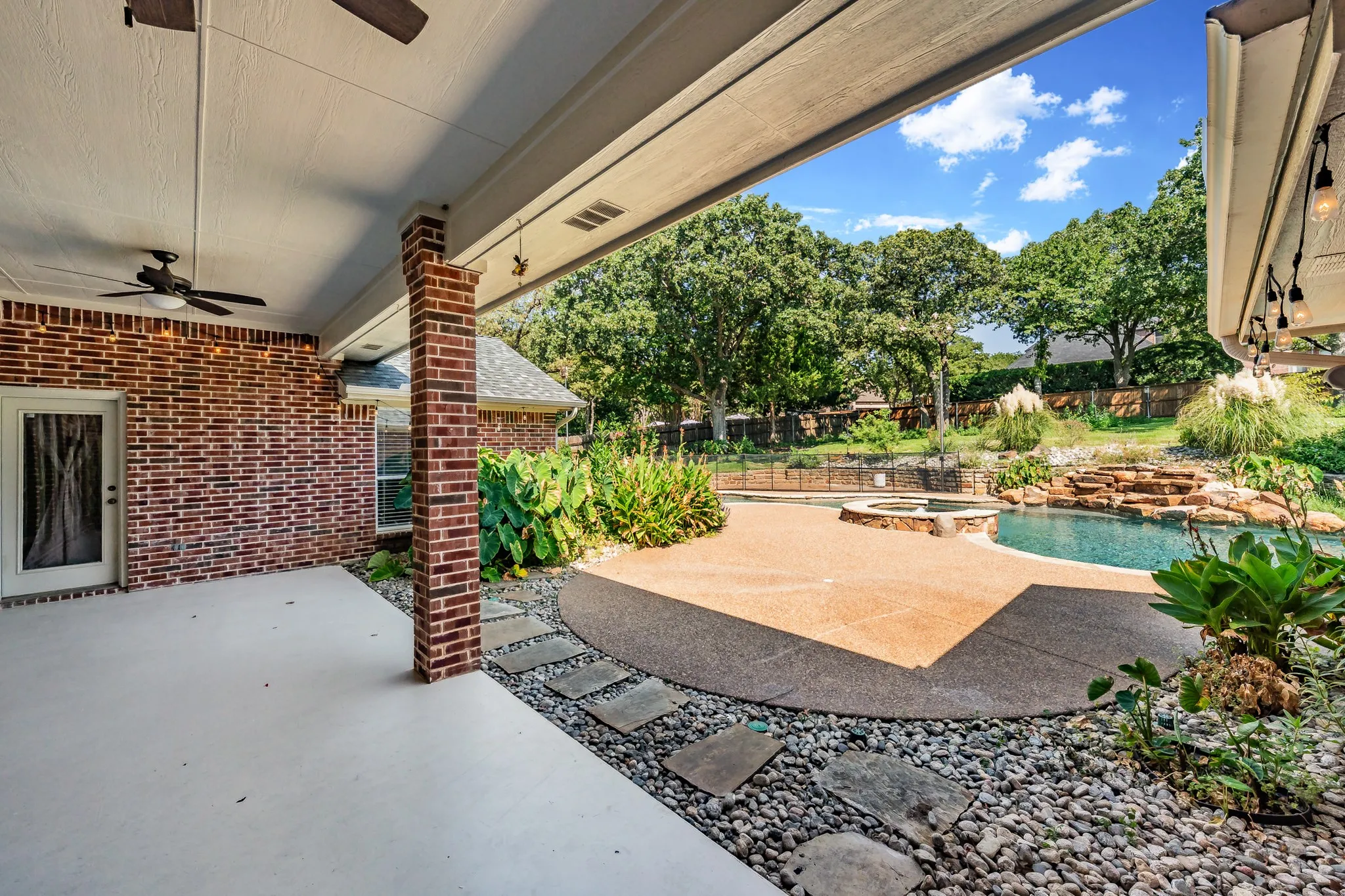 Single Family Residence For Sale in Tarrant County , 2802 Yorkshire Lane, Southlake, Texas 76092, 4 Bedroom, 3 Bathroom, 2 Garage spaces, 3,758 Sqft, built in 1997, mls#21379369, Real Estate Agent in Southlake, Homes For Sale in Tarrant county, Homes For Sale in Southlake, Realtor in Southlake Texas, Real Estate Brokerage Independent Realty Texas, Luminita Cordes Realtor