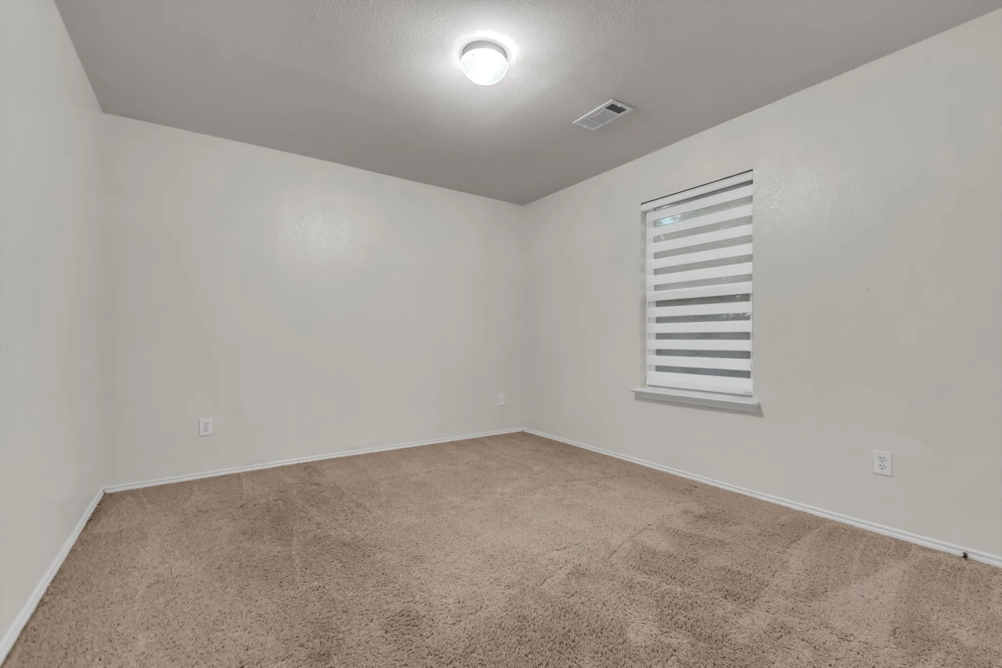 Single Family Residence For Sale in Dallas County , 3517 Apple Valley Way, Dallas, Texas 75227, 5 Bedroom, 3 Bathroom, 2 Garage spaces, 1,934 Sqft, built in 2005, mls#21379393, Real Estate Agent in Dallas, Homes For Sale in Dallas county, Homes For Sale in Dallas, Realtor in Dallas Texas, Real Estate Brokerage Independent Realty Texas, Luminita Cordes Realtor