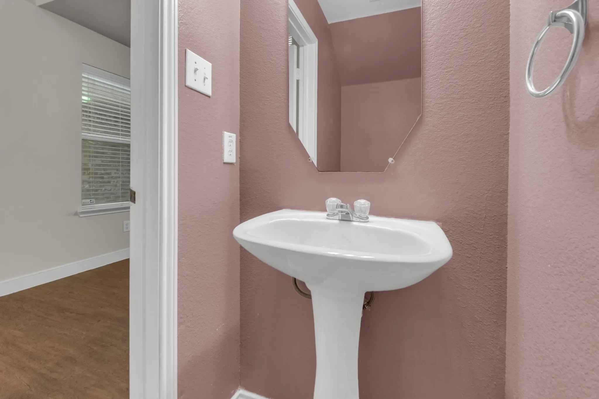Single Family Residence For Sale in Dallas County , 3517 Apple Valley Way, Dallas, Texas 75227, 5 Bedroom, 3 Bathroom, 2 Garage spaces, 1,934 Sqft, built in 2005, mls#21379393, Real Estate Agent in Dallas, Homes For Sale in Dallas county, Homes For Sale in Dallas, Realtor in Dallas Texas, Real Estate Brokerage Independent Realty Texas, Luminita Cordes Realtor