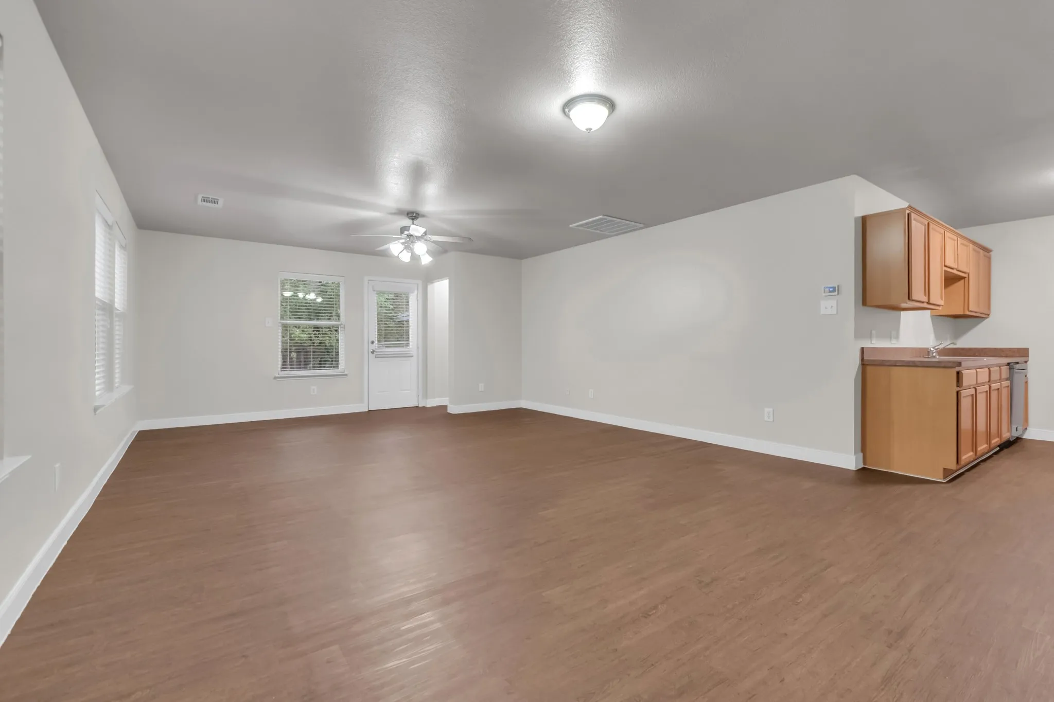 Single Family Residence For Sale in Dallas County , 3517 Apple Valley Way, Dallas, Texas 75227, 5 Bedroom, 3 Bathroom, 2 Garage spaces, 1,934 Sqft, built in 2005, mls#21379393, Real Estate Agent in Dallas, Homes For Sale in Dallas county, Homes For Sale in Dallas, Realtor in Dallas Texas, Real Estate Brokerage Independent Realty Texas, Luminita Cordes Realtor