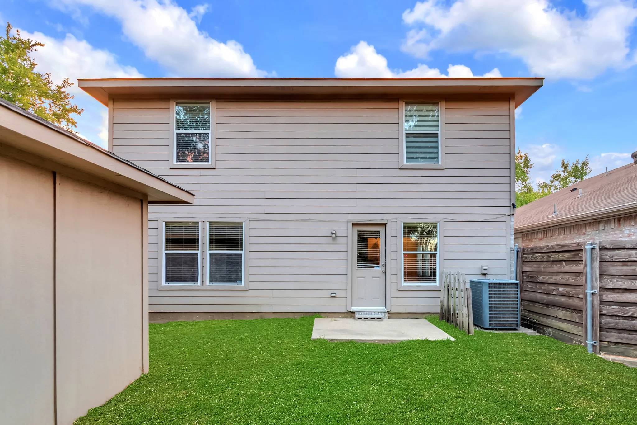 Single Family Residence For Sale in Dallas County , 3517 Apple Valley Way, Dallas, Texas 75227, 5 Bedroom, 3 Bathroom, 2 Garage spaces, 1,934 Sqft, built in 2005, mls#21379393, Real Estate Agent in Dallas, Homes For Sale in Dallas county, Homes For Sale in Dallas, Realtor in Dallas Texas, Real Estate Brokerage Independent Realty Texas, Luminita Cordes Realtor