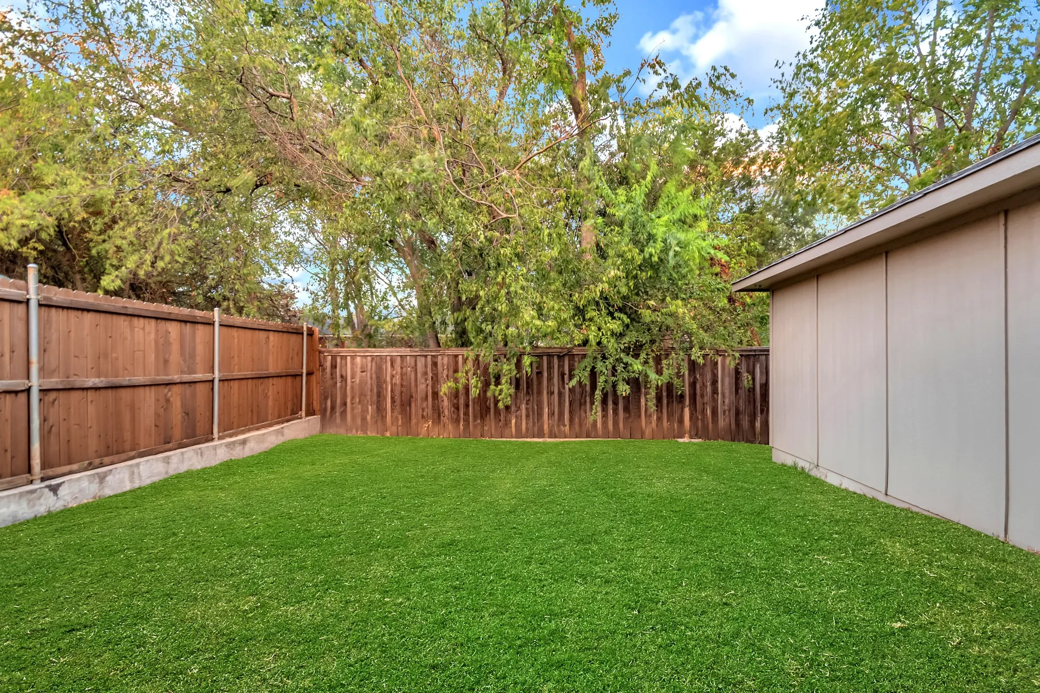 Single Family Residence For Sale in Dallas County , 3517 Apple Valley Way, Dallas, Texas 75227, 5 Bedroom, 3 Bathroom, 2 Garage spaces, 1,934 Sqft, built in 2005, mls#21379393, Real Estate Agent in Dallas, Homes For Sale in Dallas county, Homes For Sale in Dallas, Realtor in Dallas Texas, Real Estate Brokerage Independent Realty Texas, Luminita Cordes Realtor