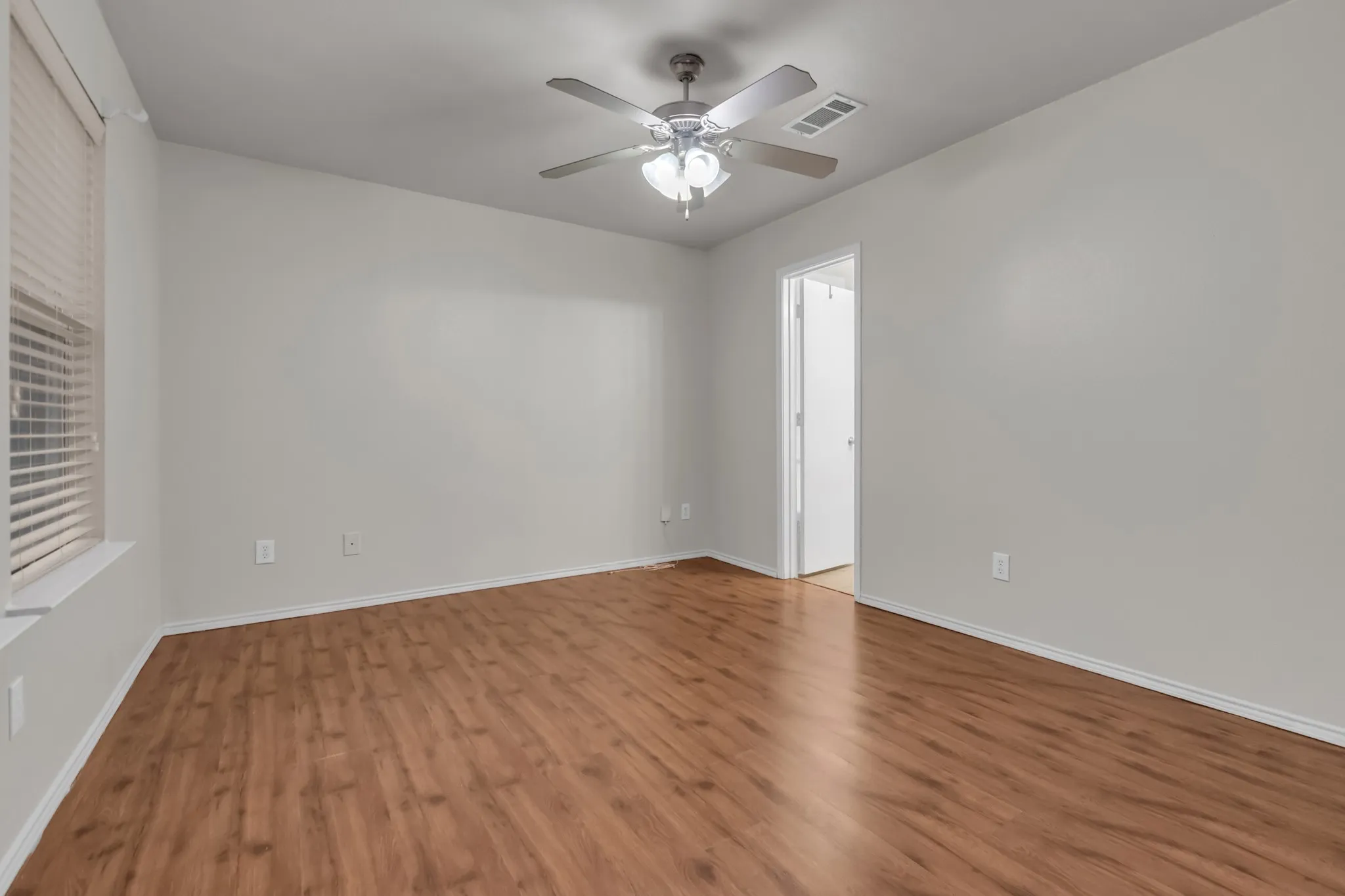 Single Family Residence For Sale in Dallas County , 3517 Apple Valley Way, Dallas, Texas 75227, 5 Bedroom, 3 Bathroom, 2 Garage spaces, 1,934 Sqft, built in 2005, mls#21379393, Real Estate Agent in Dallas, Homes For Sale in Dallas county, Homes For Sale in Dallas, Realtor in Dallas Texas, Real Estate Brokerage Independent Realty Texas, Luminita Cordes Realtor