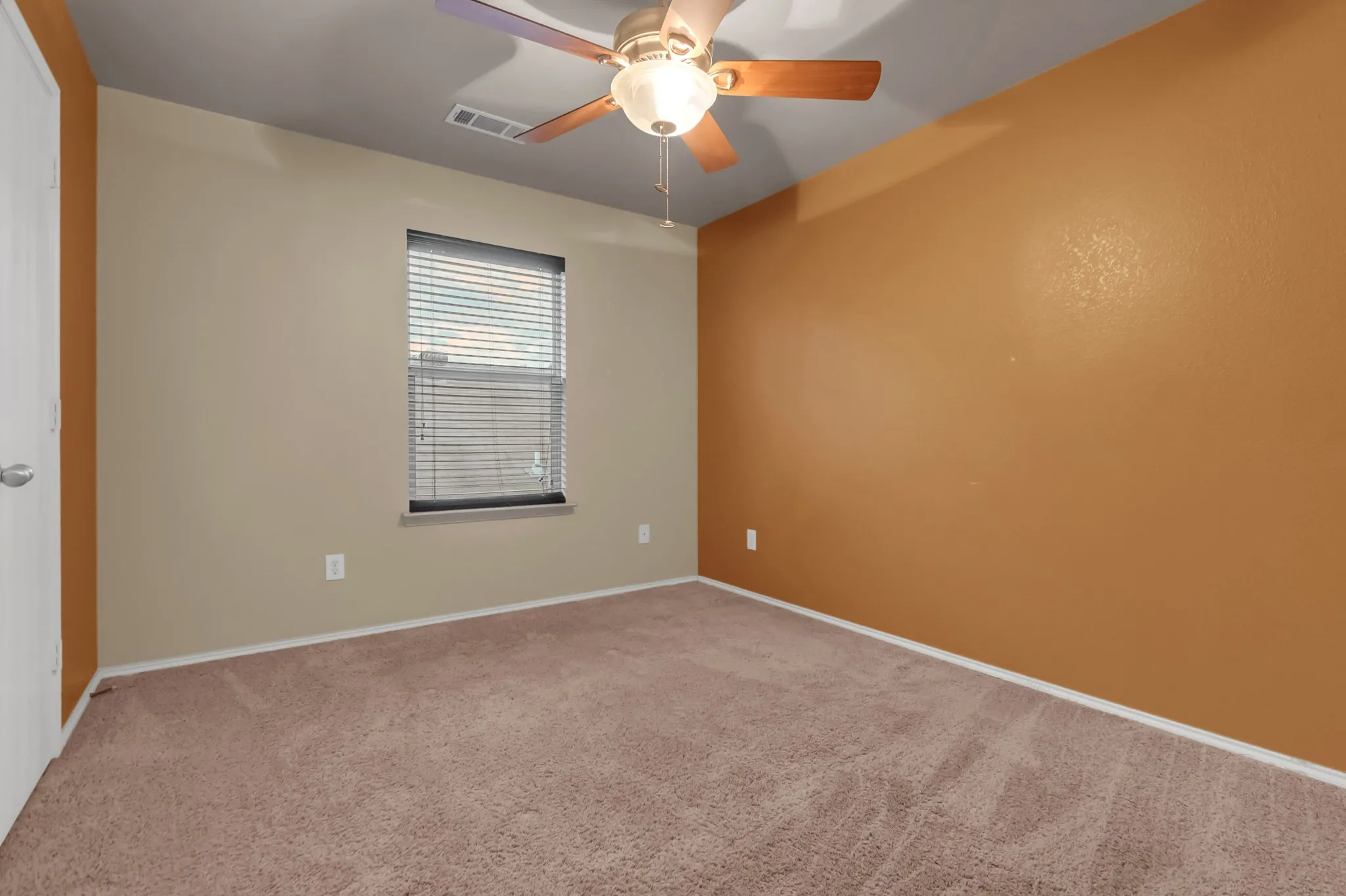 Single Family Residence For Sale in Dallas County , 3517 Apple Valley Way, Dallas, Texas 75227, 5 Bedroom, 3 Bathroom, 2 Garage spaces, 1,934 Sqft, built in 2005, mls#21379393, Real Estate Agent in Dallas, Homes For Sale in Dallas county, Homes For Sale in Dallas, Realtor in Dallas Texas, Real Estate Brokerage Independent Realty Texas, Luminita Cordes Realtor