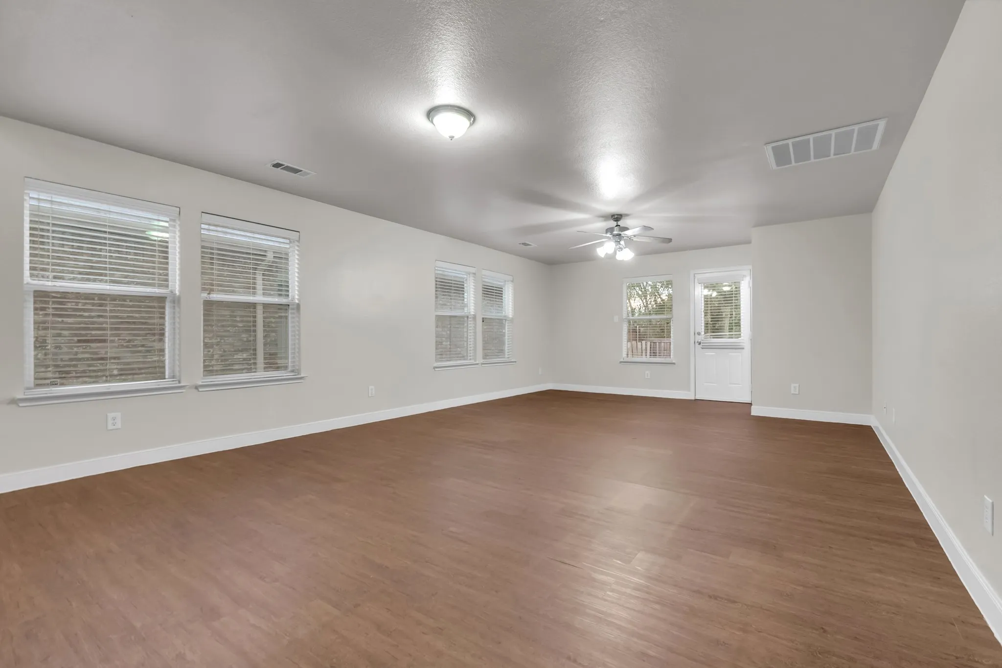 Single Family Residence For Sale in Dallas County , 3517 Apple Valley Way, Dallas, Texas 75227, 5 Bedroom, 3 Bathroom, 2 Garage spaces, 1,934 Sqft, built in 2005, mls#21379393, Real Estate Agent in Dallas, Homes For Sale in Dallas county, Homes For Sale in Dallas, Realtor in Dallas Texas, Real Estate Brokerage Independent Realty Texas, Luminita Cordes Realtor