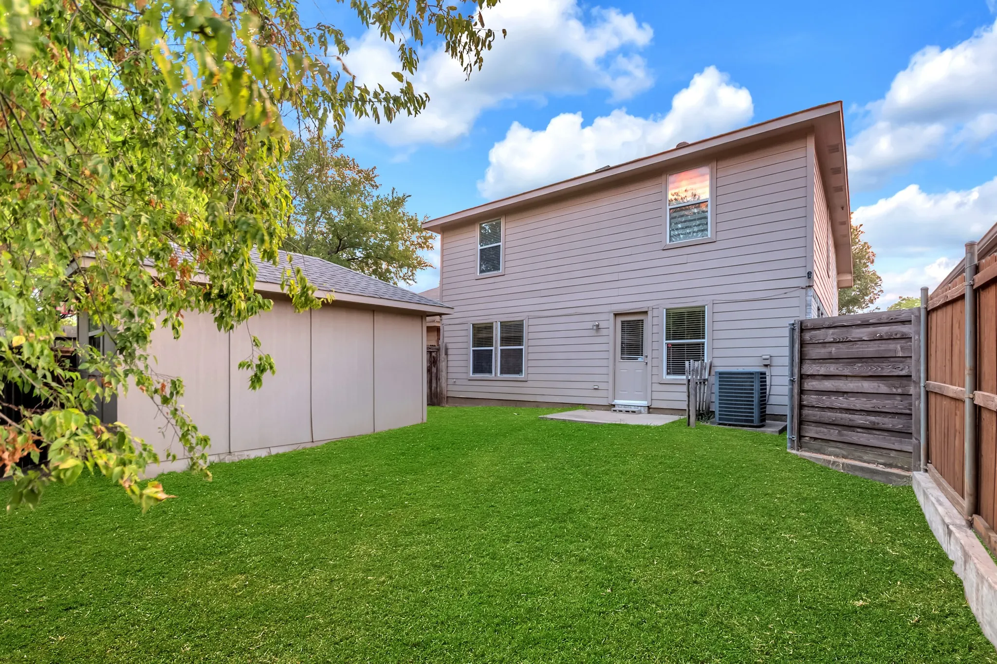 Single Family Residence For Sale in Dallas County , 3517 Apple Valley Way, Dallas, Texas 75227, 5 Bedroom, 3 Bathroom, 2 Garage spaces, 1,934 Sqft, built in 2005, mls#21379393, Real Estate Agent in Dallas, Homes For Sale in Dallas county, Homes For Sale in Dallas, Realtor in Dallas Texas, Real Estate Brokerage Independent Realty Texas, Luminita Cordes Realtor