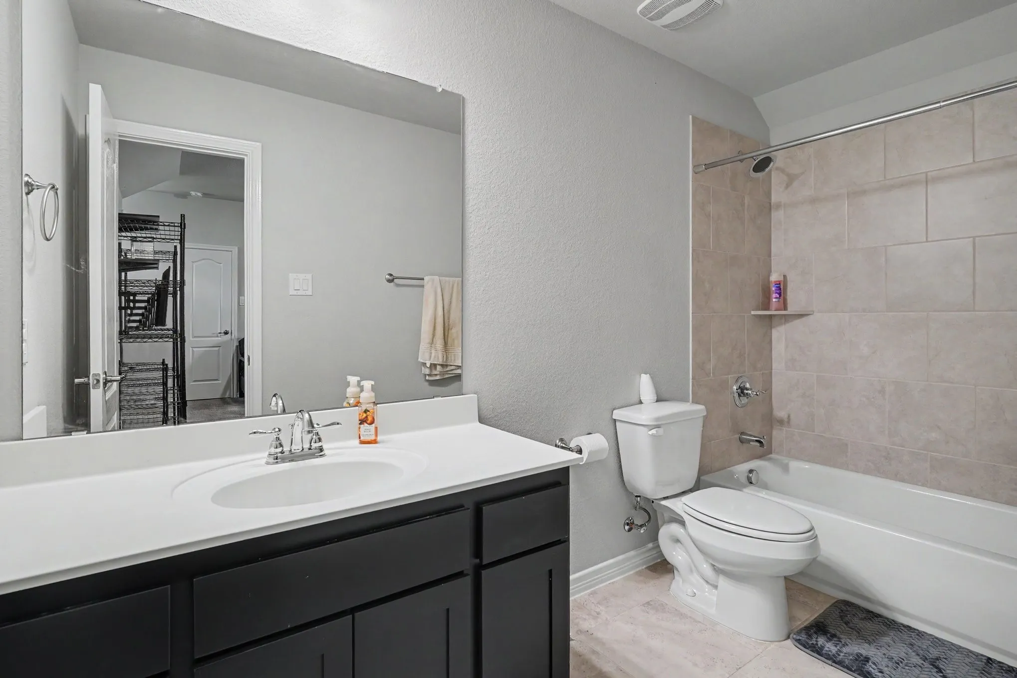 Single Family Residence For Sale in Tarrant County , 646 Harris Ridge Drive, Arlington, Texas 76002, 4 Bedroom, 3 Bathroom, 2 Garage spaces, 2,530 Sqft, built in 2018, mls#21380015, Real Estate Agent in Arlington, Homes For Sale in Tarrant county, Homes For Sale in Arlington, Realtor in Arlington Texas, Real Estate Brokerage Independent Realty Texas, Luminita Cordes Realtor