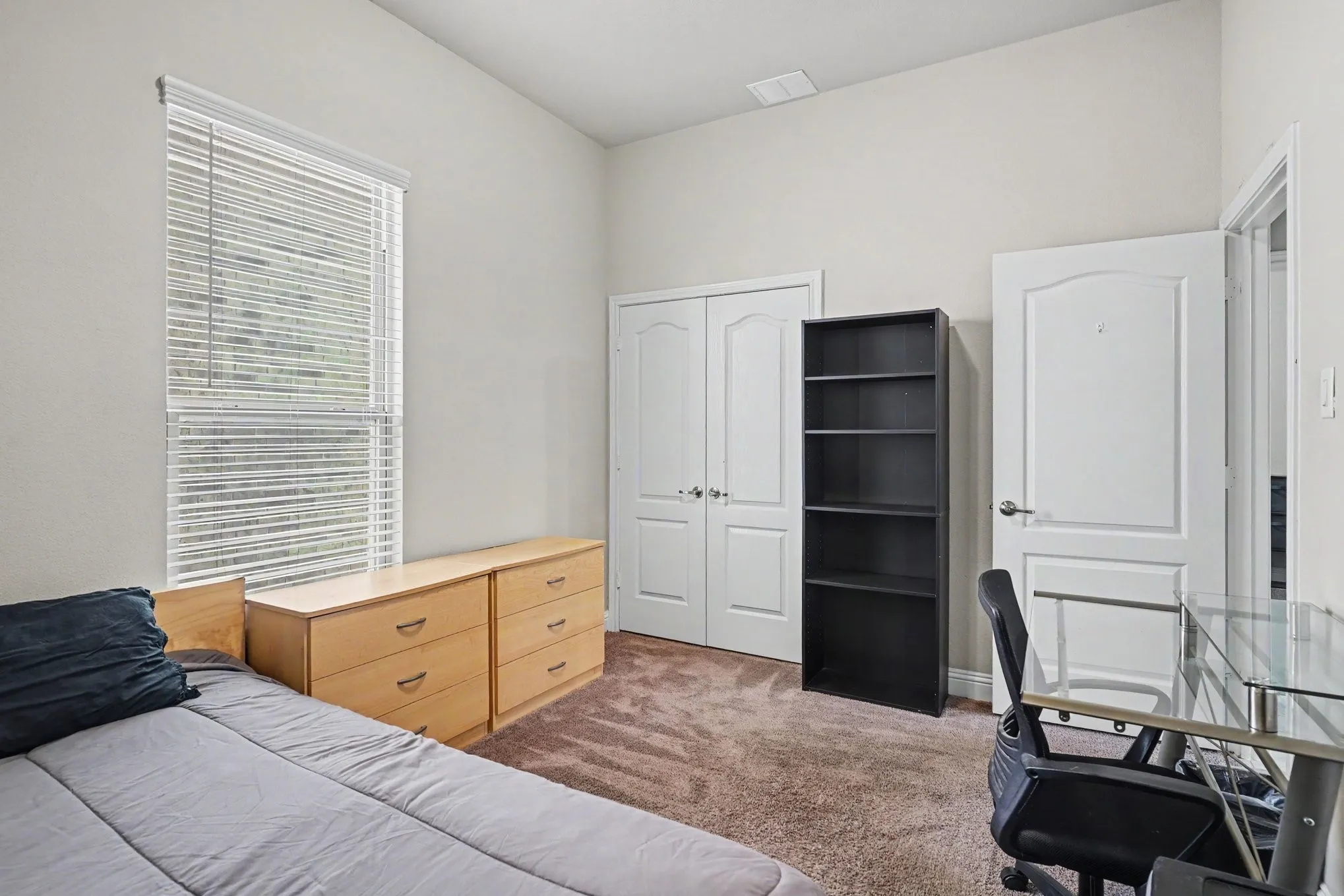 Single Family Residence For Sale in Tarrant County , 646 Harris Ridge Drive, Arlington, Texas 76002, 4 Bedroom, 3 Bathroom, 2 Garage spaces, 2,530 Sqft, built in 2018, mls#21380015, Real Estate Agent in Arlington, Homes For Sale in Tarrant county, Homes For Sale in Arlington, Realtor in Arlington Texas, Real Estate Brokerage Independent Realty Texas, Luminita Cordes Realtor