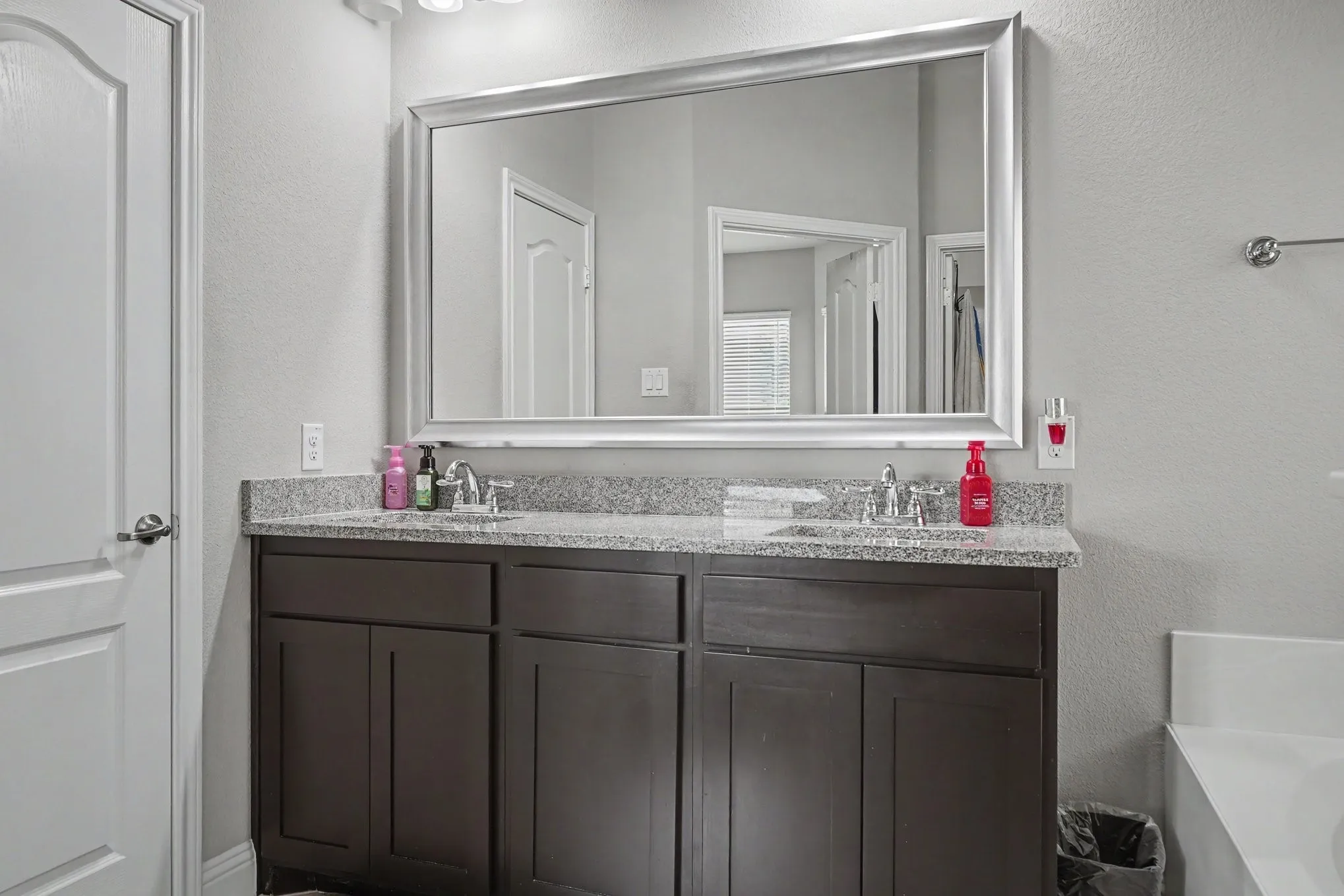 Single Family Residence For Sale in Tarrant County , 646 Harris Ridge Drive, Arlington, Texas 76002, 4 Bedroom, 3 Bathroom, 2 Garage spaces, 2,530 Sqft, built in 2018, mls#21380015, Real Estate Agent in Arlington, Homes For Sale in Tarrant county, Homes For Sale in Arlington, Realtor in Arlington Texas, Real Estate Brokerage Independent Realty Texas, Luminita Cordes Realtor