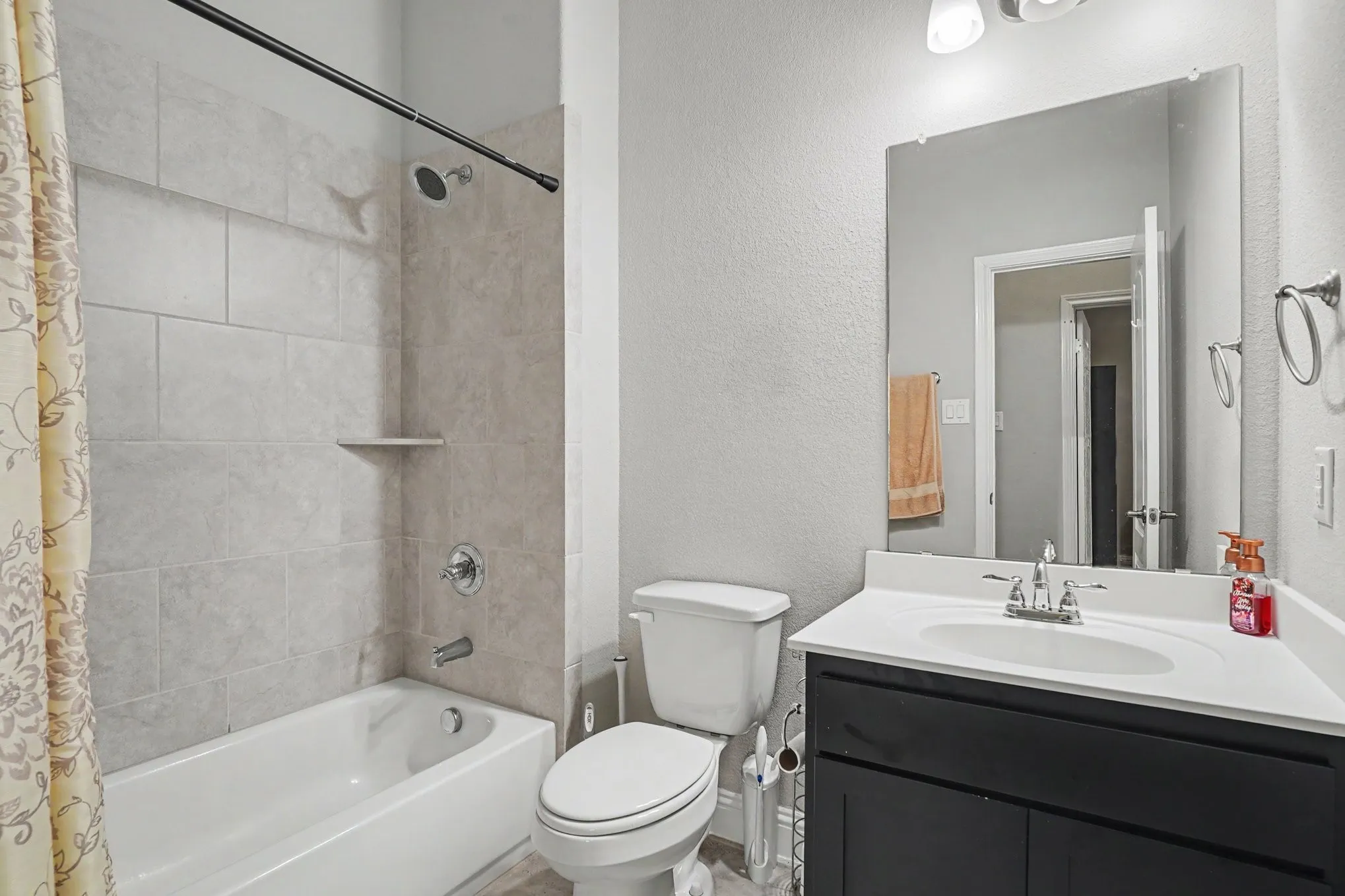 Single Family Residence For Sale in Tarrant County , 646 Harris Ridge Drive, Arlington, Texas 76002, 4 Bedroom, 3 Bathroom, 2 Garage spaces, 2,530 Sqft, built in 2018, mls#21380015, Real Estate Agent in Arlington, Homes For Sale in Tarrant county, Homes For Sale in Arlington, Realtor in Arlington Texas, Real Estate Brokerage Independent Realty Texas, Luminita Cordes Realtor