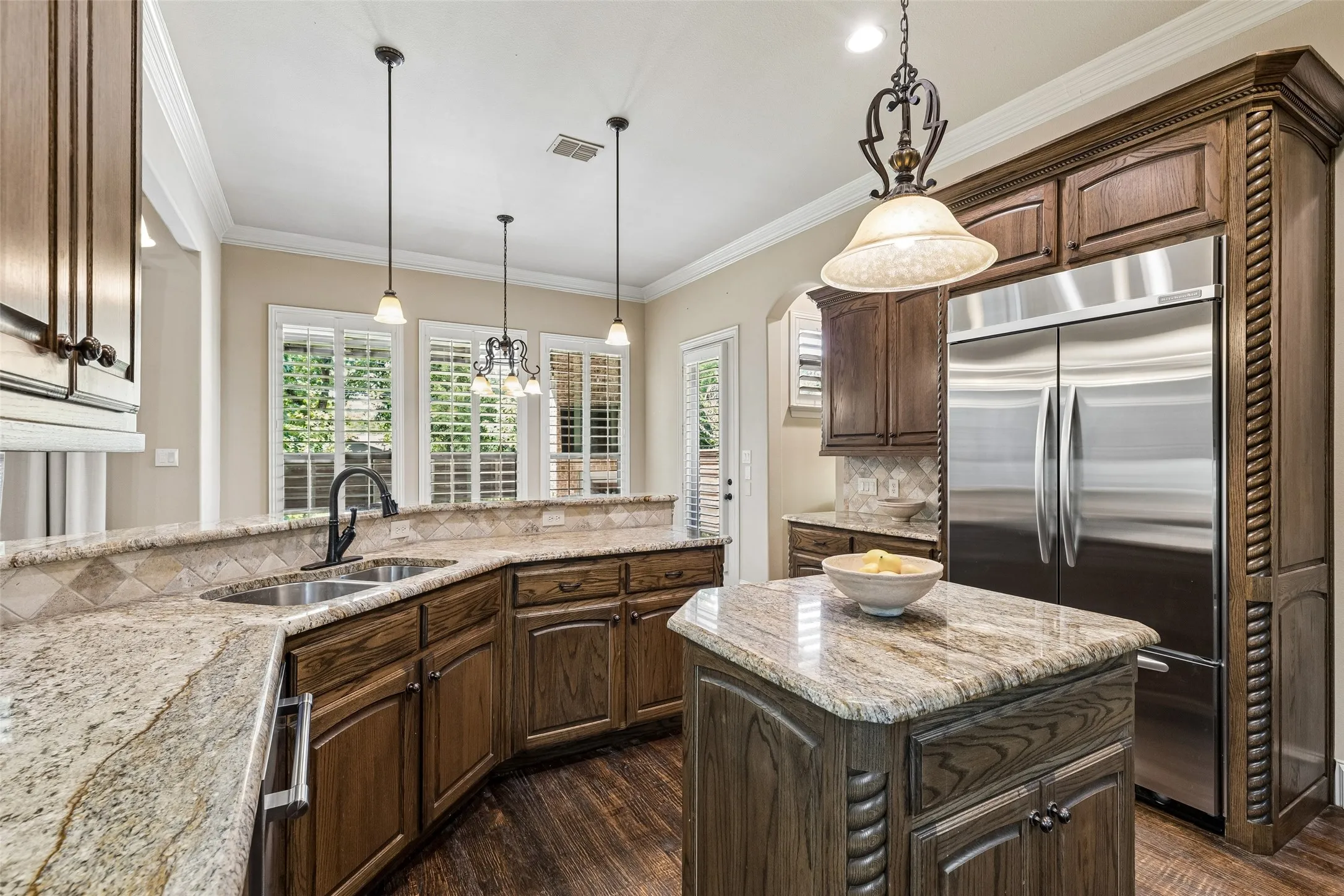 Single Family Residence For Sale in Dallas County , 8523 Lakemont Drive, Dallas, Texas 75209, 4 Bedroom, 5 Bathroom, 2 Garage spaces, 3,932 Sqft, built in 2007, mls#21374516, Real Estate Agent in Dallas, Homes For Sale in Dallas county, Homes For Sale in Dallas, Realtor in Dallas Texas, Real Estate Brokerage Independent Realty Texas, Luminita Cordes Realtor