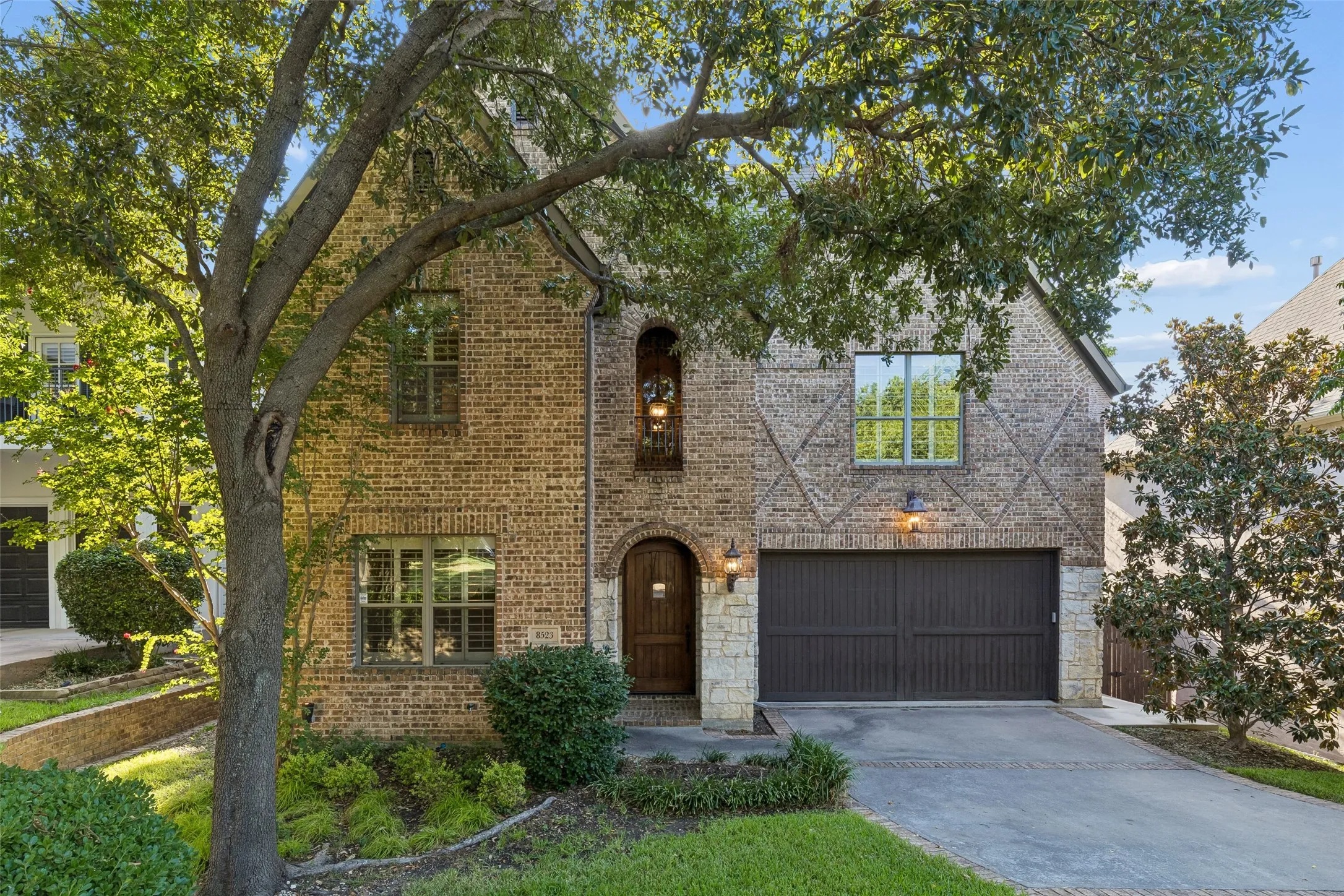 Single Family Residence For Sale in Dallas County , 8523 Lakemont Drive, Dallas, Texas 75209, 4 Bedroom, 5 Bathroom, 2 Garage spaces, 3,932 Sqft, built in 2007, mls#21374516, Real Estate Agent in Dallas, Homes For Sale in Dallas county, Homes For Sale in Dallas, Realtor in Dallas Texas, Real Estate Brokerage Independent Realty Texas, Luminita Cordes Realtor