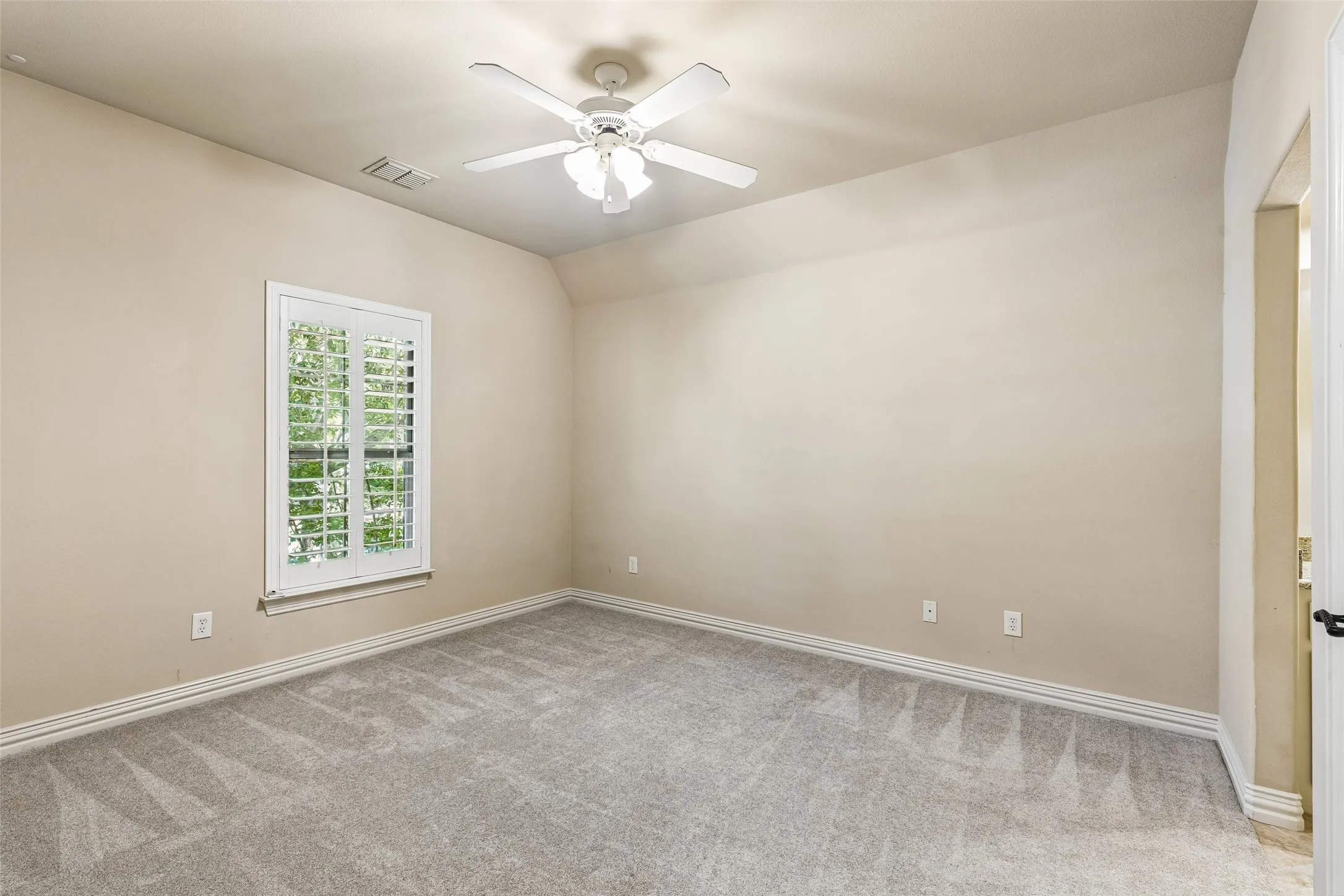 Single Family Residence For Sale in Dallas County , 8523 Lakemont Drive, Dallas, Texas 75209, 4 Bedroom, 5 Bathroom, 2 Garage spaces, 3,932 Sqft, built in 2007, mls#21374516, Real Estate Agent in Dallas, Homes For Sale in Dallas county, Homes For Sale in Dallas, Realtor in Dallas Texas, Real Estate Brokerage Independent Realty Texas, Luminita Cordes Realtor