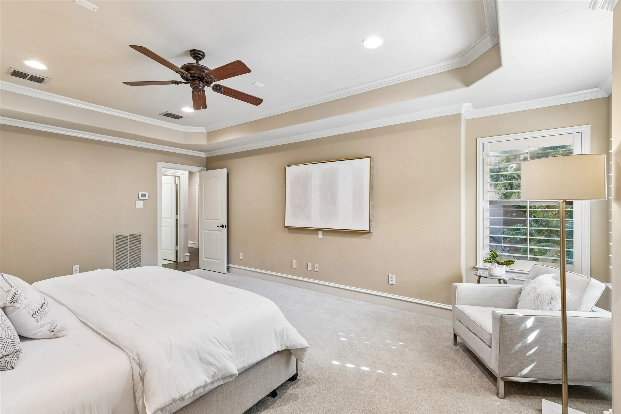 Single Family Residence For Sale in Dallas County , 8523 Lakemont Drive, Dallas, Texas 75209, 4 Bedroom, 5 Bathroom, 2 Garage spaces, 3,932 Sqft, built in 2007, mls#21374516, Real Estate Agent in Dallas, Homes For Sale in Dallas county, Homes For Sale in Dallas, Realtor in Dallas Texas, Real Estate Brokerage Independent Realty Texas, Luminita Cordes Realtor