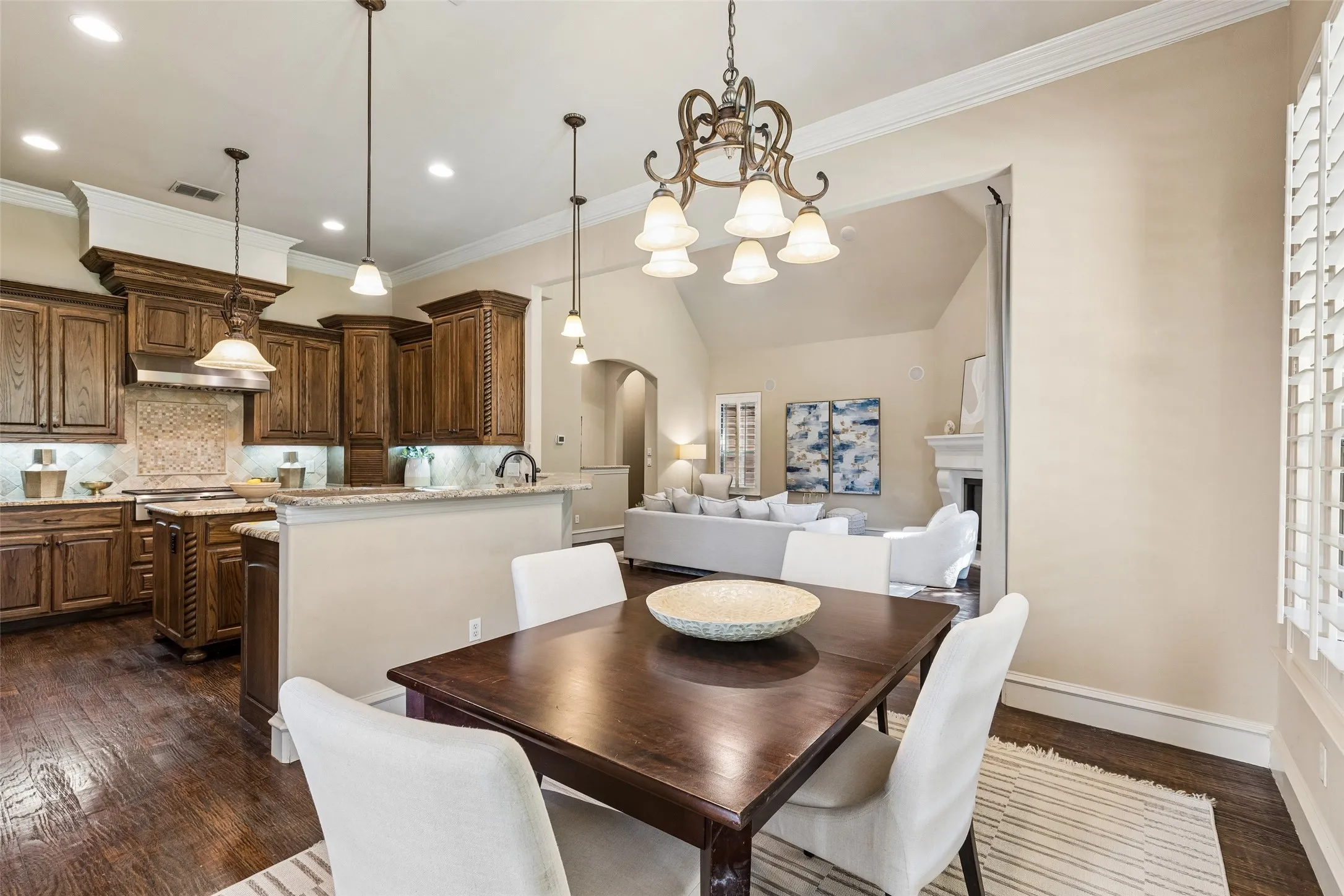 Single Family Residence For Sale in Dallas County , 8523 Lakemont Drive, Dallas, Texas 75209, 4 Bedroom, 5 Bathroom, 2 Garage spaces, 3,932 Sqft, built in 2007, mls#21374516, Real Estate Agent in Dallas, Homes For Sale in Dallas county, Homes For Sale in Dallas, Realtor in Dallas Texas, Real Estate Brokerage Independent Realty Texas, Luminita Cordes Realtor