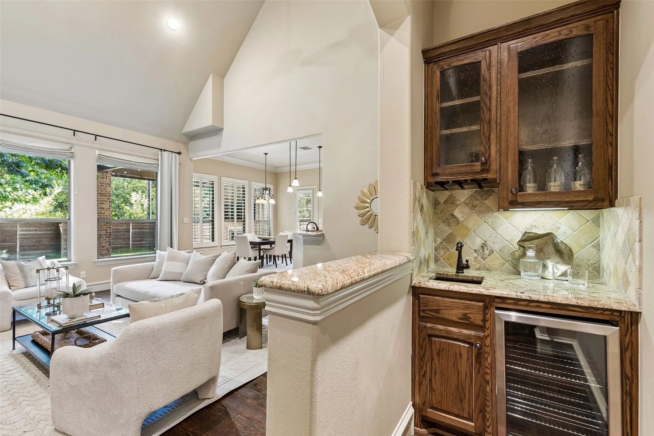 Single Family Residence For Sale in Dallas County , 8523 Lakemont Drive, Dallas, Texas 75209, 4 Bedroom, 5 Bathroom, 2 Garage spaces, 3,932 Sqft, built in 2007, mls#21374516, Real Estate Agent in Dallas, Homes For Sale in Dallas county, Homes For Sale in Dallas, Realtor in Dallas Texas, Real Estate Brokerage Independent Realty Texas, Luminita Cordes Realtor