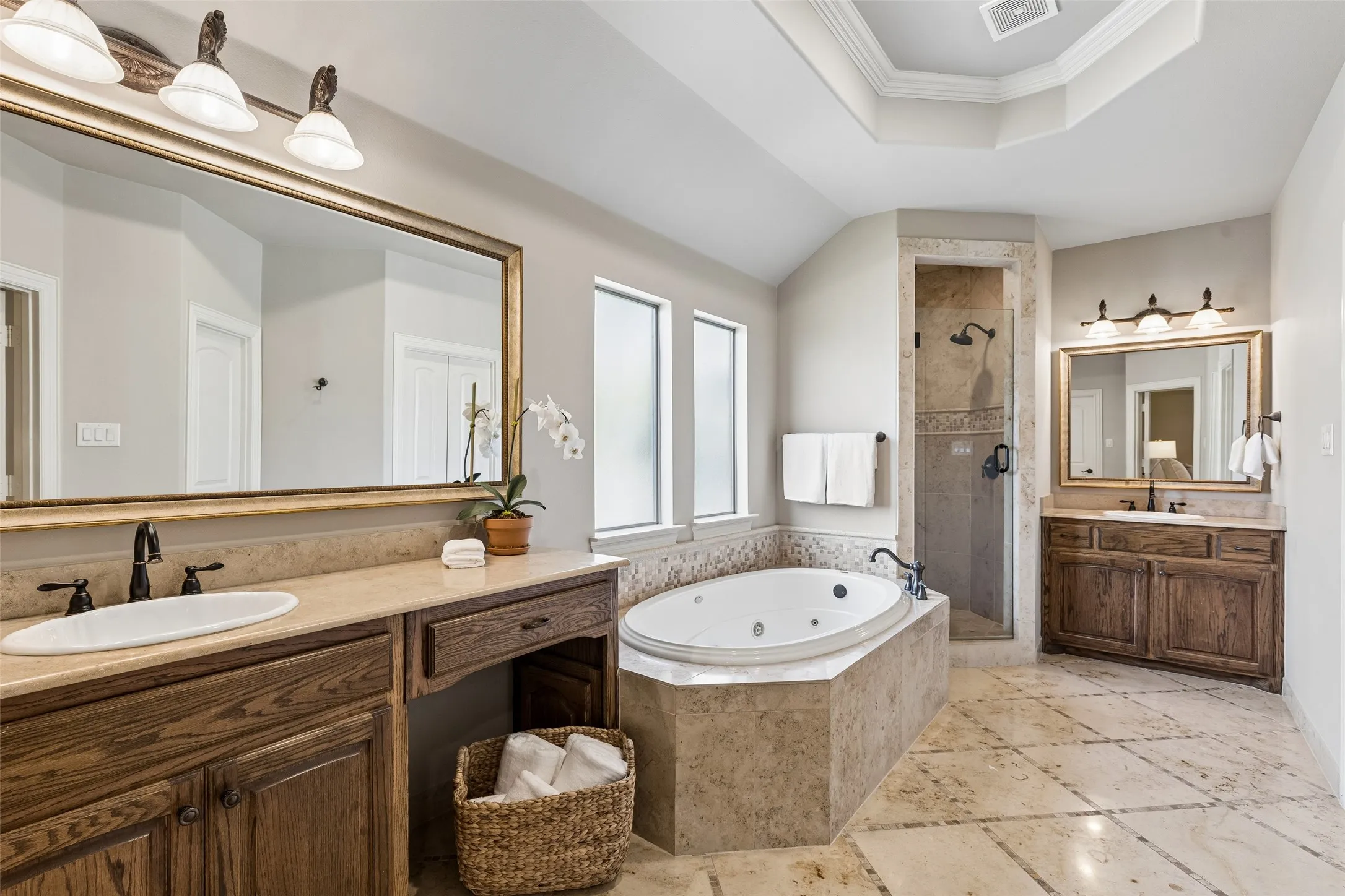 Single Family Residence For Sale in Dallas County , 8523 Lakemont Drive, Dallas, Texas 75209, 4 Bedroom, 5 Bathroom, 2 Garage spaces, 3,932 Sqft, built in 2007, mls#21374516, Real Estate Agent in Dallas, Homes For Sale in Dallas county, Homes For Sale in Dallas, Realtor in Dallas Texas, Real Estate Brokerage Independent Realty Texas, Luminita Cordes Realtor
