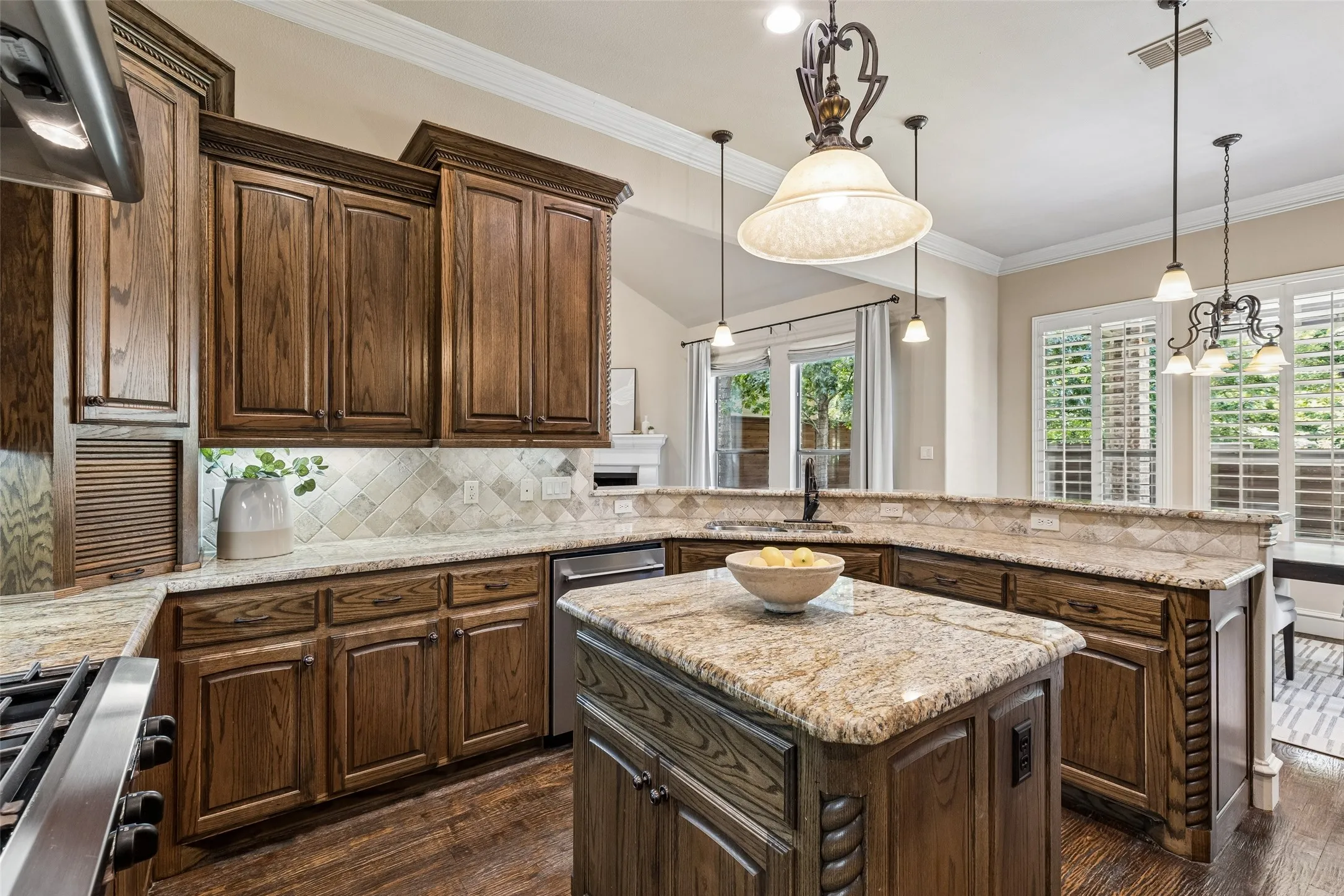 Single Family Residence For Sale in Dallas County , 8523 Lakemont Drive, Dallas, Texas 75209, 4 Bedroom, 5 Bathroom, 2 Garage spaces, 3,932 Sqft, built in 2007, mls#21374516, Real Estate Agent in Dallas, Homes For Sale in Dallas county, Homes For Sale in Dallas, Realtor in Dallas Texas, Real Estate Brokerage Independent Realty Texas, Luminita Cordes Realtor