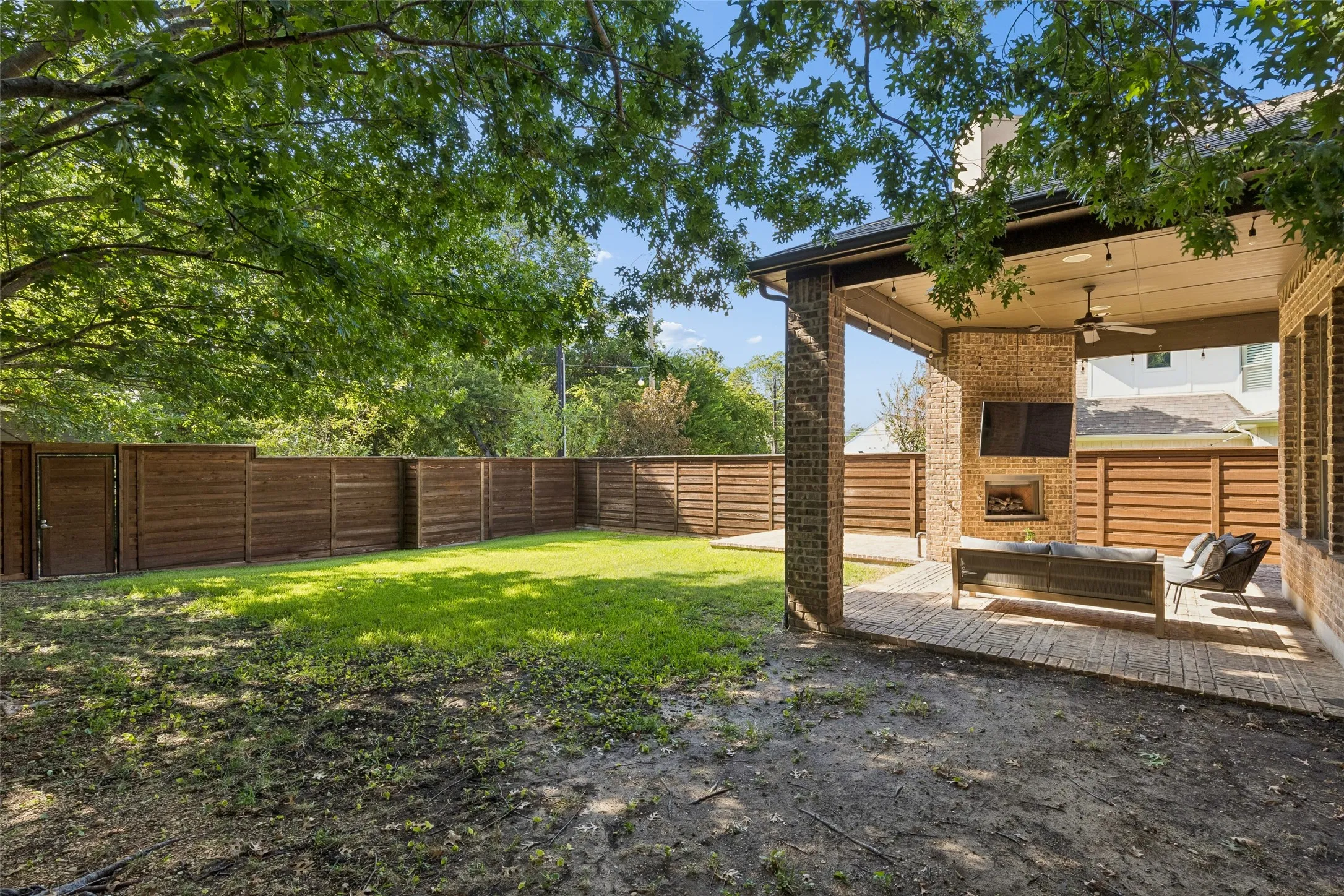 Single Family Residence For Sale in Dallas County , 8523 Lakemont Drive, Dallas, Texas 75209, 4 Bedroom, 5 Bathroom, 2 Garage spaces, 3,932 Sqft, built in 2007, mls#21374516, Real Estate Agent in Dallas, Homes For Sale in Dallas county, Homes For Sale in Dallas, Realtor in Dallas Texas, Real Estate Brokerage Independent Realty Texas, Luminita Cordes Realtor