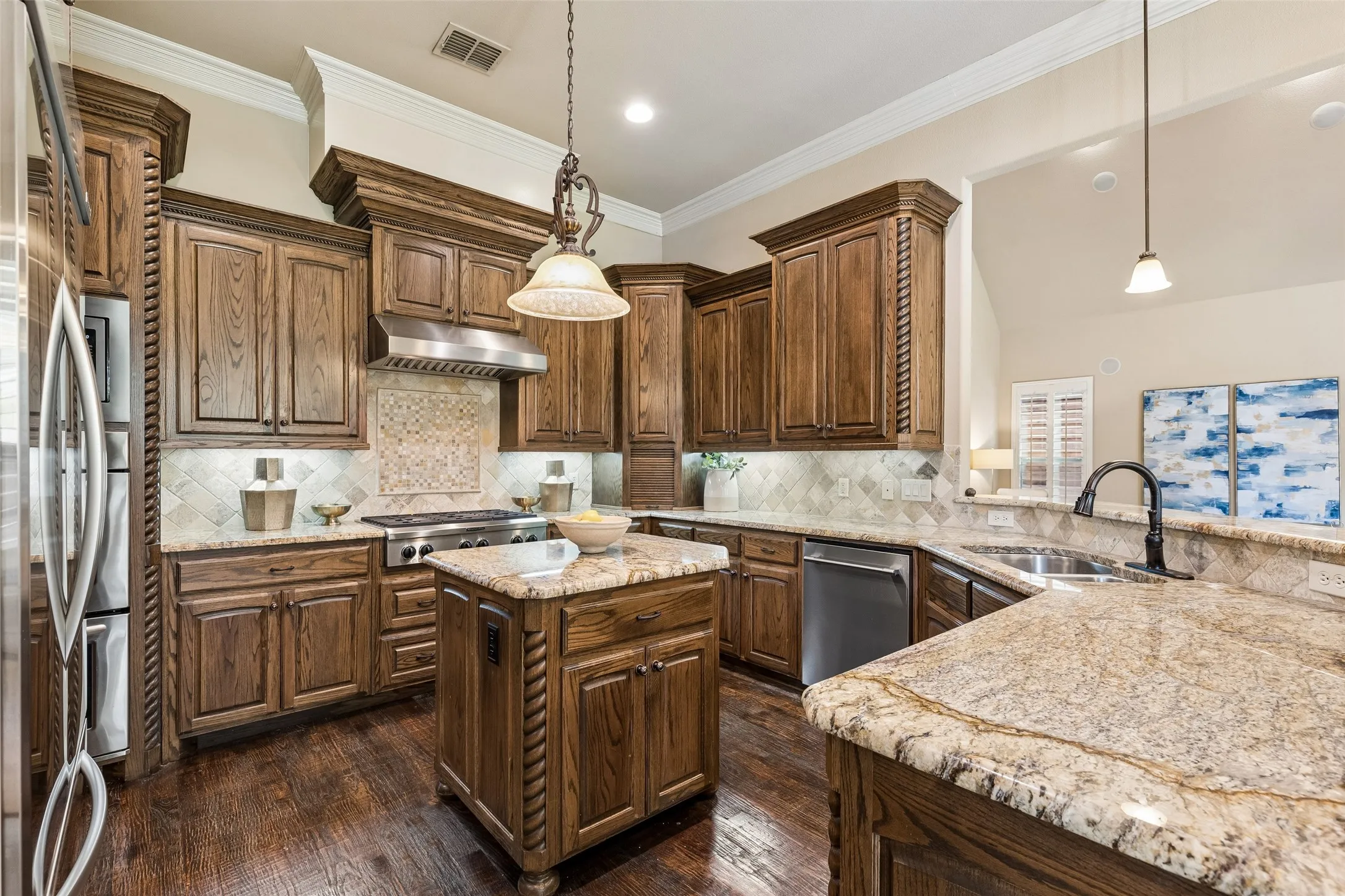 Single Family Residence For Sale in Dallas County , 8523 Lakemont Drive, Dallas, Texas 75209, 4 Bedroom, 5 Bathroom, 2 Garage spaces, 3,932 Sqft, built in 2007, mls#21374516, Real Estate Agent in Dallas, Homes For Sale in Dallas county, Homes For Sale in Dallas, Realtor in Dallas Texas, Real Estate Brokerage Independent Realty Texas, Luminita Cordes Realtor