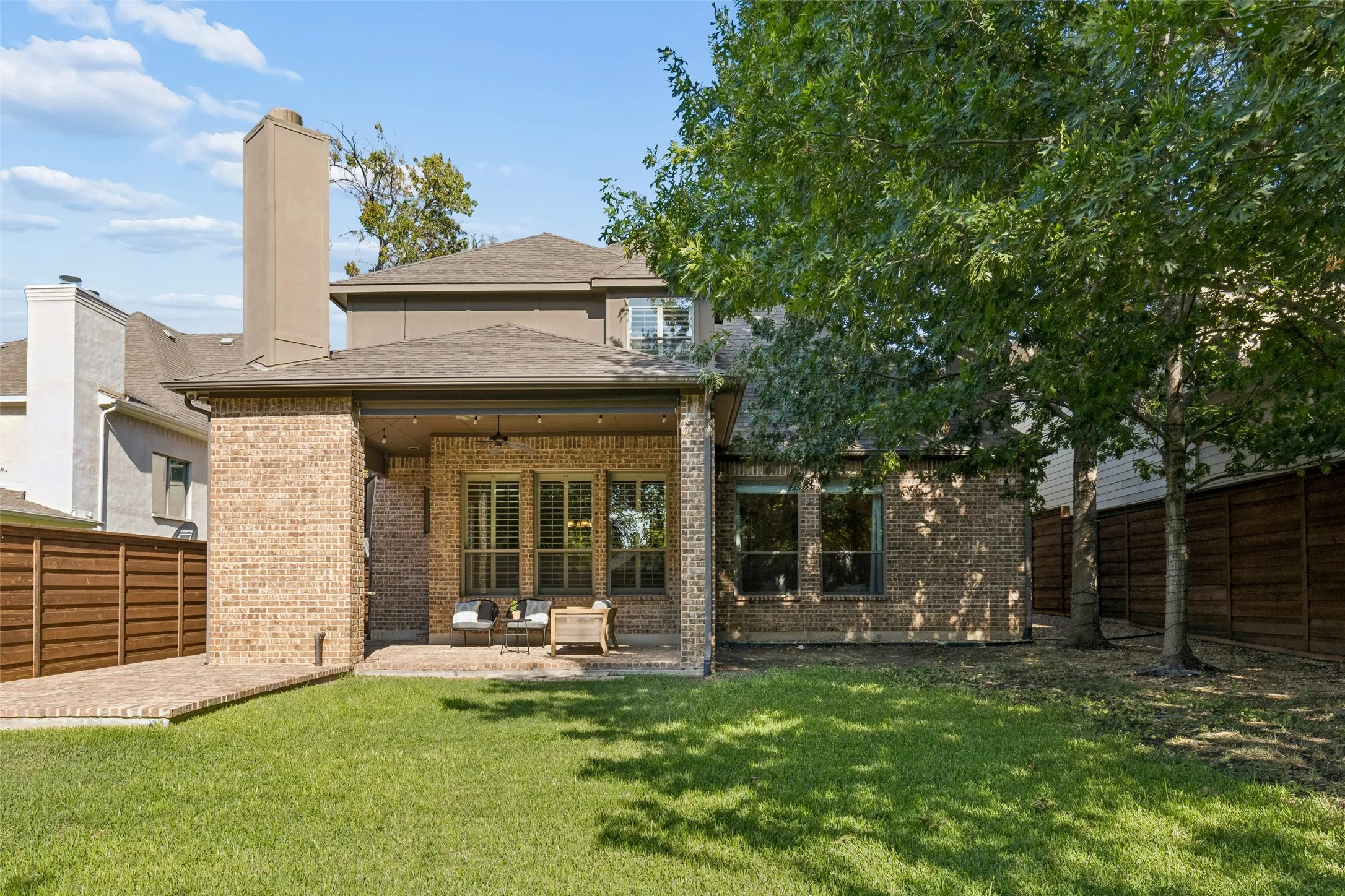 Single Family Residence For Sale in Dallas County , 8523 Lakemont Drive, Dallas, Texas 75209, 4 Bedroom, 5 Bathroom, 2 Garage spaces, 3,932 Sqft, built in 2007, mls#21374516, Real Estate Agent in Dallas, Homes For Sale in Dallas county, Homes For Sale in Dallas, Realtor in Dallas Texas, Real Estate Brokerage Independent Realty Texas, Luminita Cordes Realtor