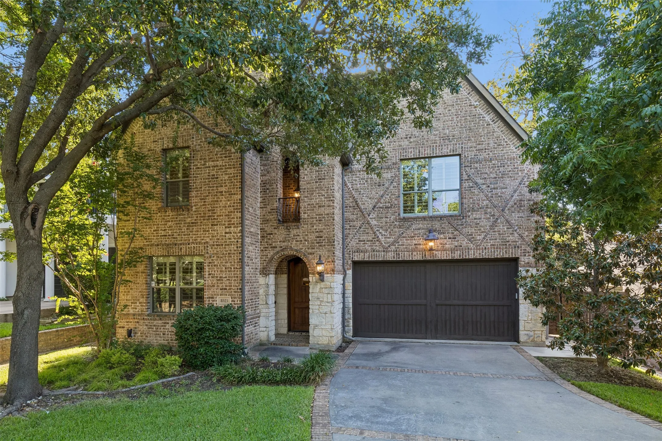 Single Family Residence For Sale in Dallas County , 8523 Lakemont Drive, Dallas, Texas 75209, 4 Bedroom, 5 Bathroom, 2 Garage spaces, 3,932 Sqft, built in 2007, mls#21374516, Real Estate Agent in Dallas, Homes For Sale in Dallas county, Homes For Sale in Dallas, Realtor in Dallas Texas, Real Estate Brokerage Independent Realty Texas, Luminita Cordes Realtor