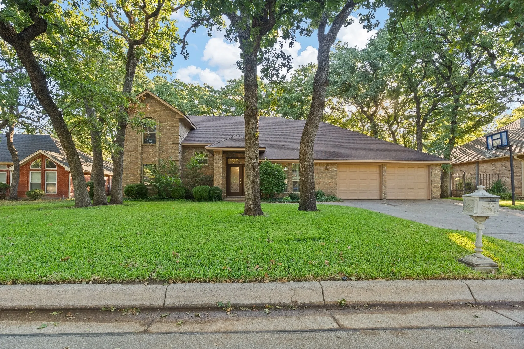 Single Family Residence For Sale in Johnson County , 649 Parkridge Boulevard, Burleson, Texas 76028, 4 Bedroom, 4 Bathroom, 2 Garage spaces, 2,382 Sqft, built in 1988, mls#21379823, Real Estate Agent in Burleson, Homes For Sale in Johnson county, Homes For Sale in Burleson, Realtor in Burleson Texas, Real Estate Brokerage Independent Realty Texas, Luminita Cordes Realtor