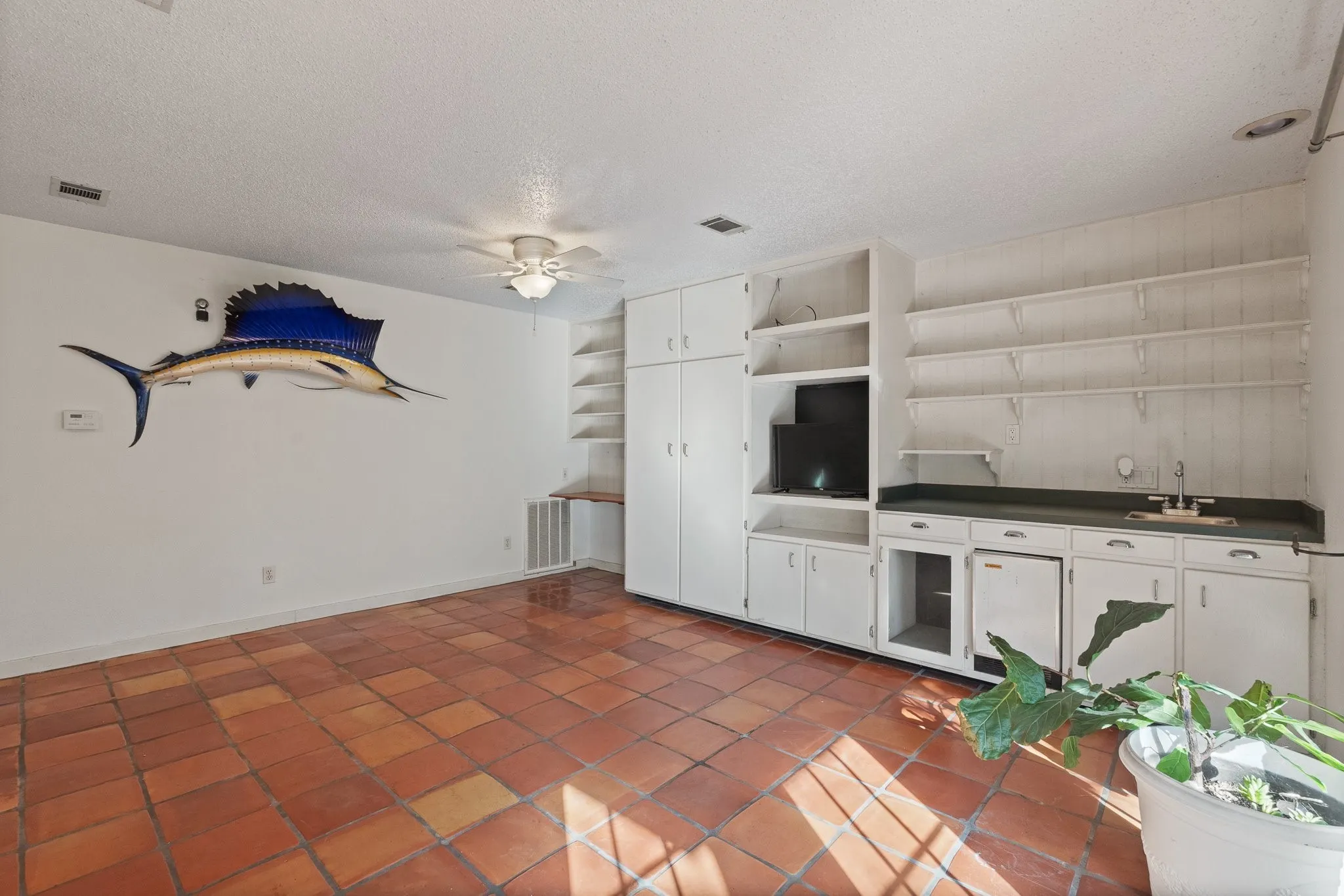 Single Family Residence For Sale in Johnson County , 649 Parkridge Boulevard, Burleson, Texas 76028, 4 Bedroom, 4 Bathroom, 2 Garage spaces, 2,382 Sqft, built in 1988, mls#21379823, Real Estate Agent in Burleson, Homes For Sale in Johnson county, Homes For Sale in Burleson, Realtor in Burleson Texas, Real Estate Brokerage Independent Realty Texas, Luminita Cordes Realtor