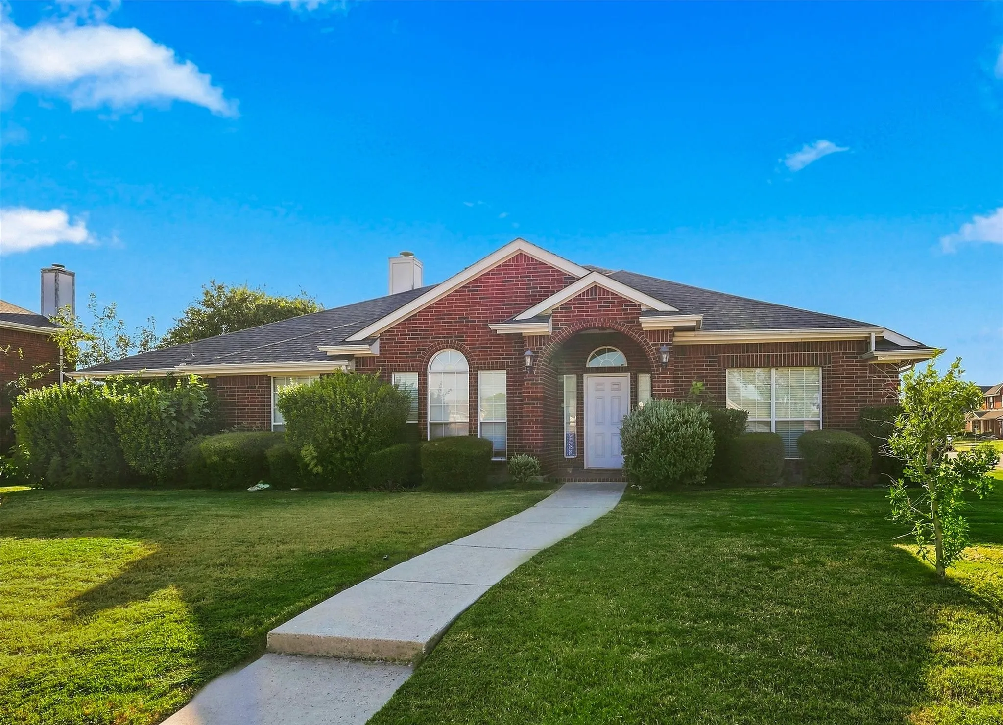 Single Family Residence For Sale in Collin County , 335 Linhurst Drive, Murphy, Texas 75094, 4 Bedroom, 3 Bathroom, 2 Garage spaces, 2,595 Sqft, built in 2001, mls#21380021, Real Estate Agent in Murphy, Homes For Sale in Collin county, Homes For Sale in Murphy, Realtor in Murphy Texas, Real Estate Brokerage Independent Realty Texas, Luminita Cordes Realtor
