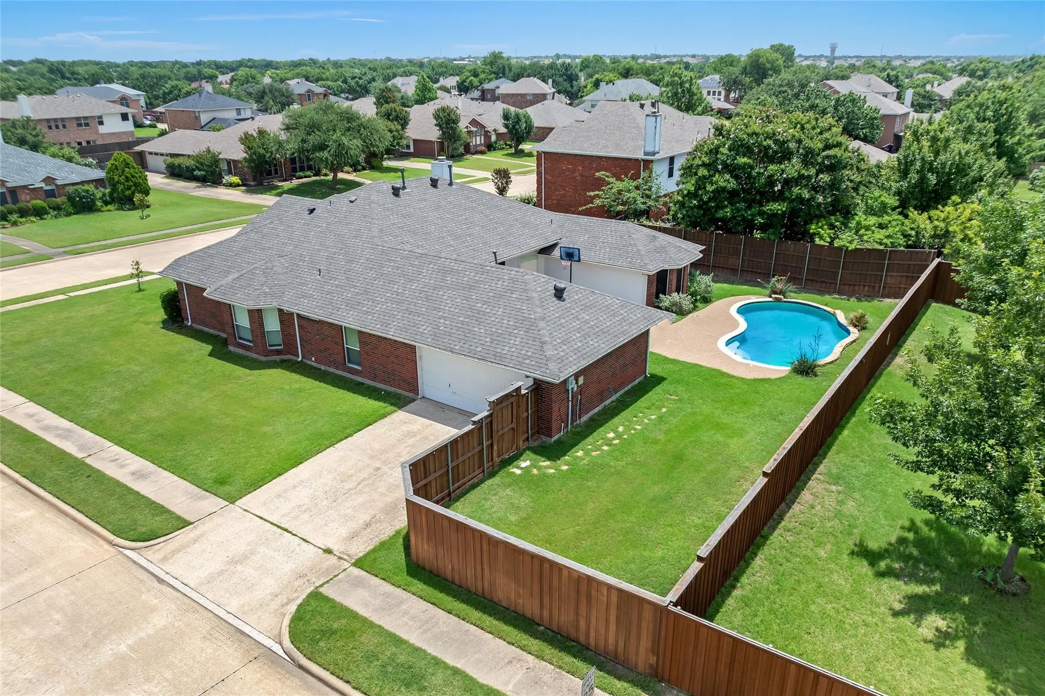 Single Family Residence For Sale in Collin County , 335 Linhurst Drive, Murphy, Texas 75094, 4 Bedroom, 3 Bathroom, 2 Garage spaces, 2,595 Sqft, built in 2001, mls#21380021, Real Estate Agent in Murphy, Homes For Sale in Collin county, Homes For Sale in Murphy, Realtor in Murphy Texas, Real Estate Brokerage Independent Realty Texas, Luminita Cordes Realtor
