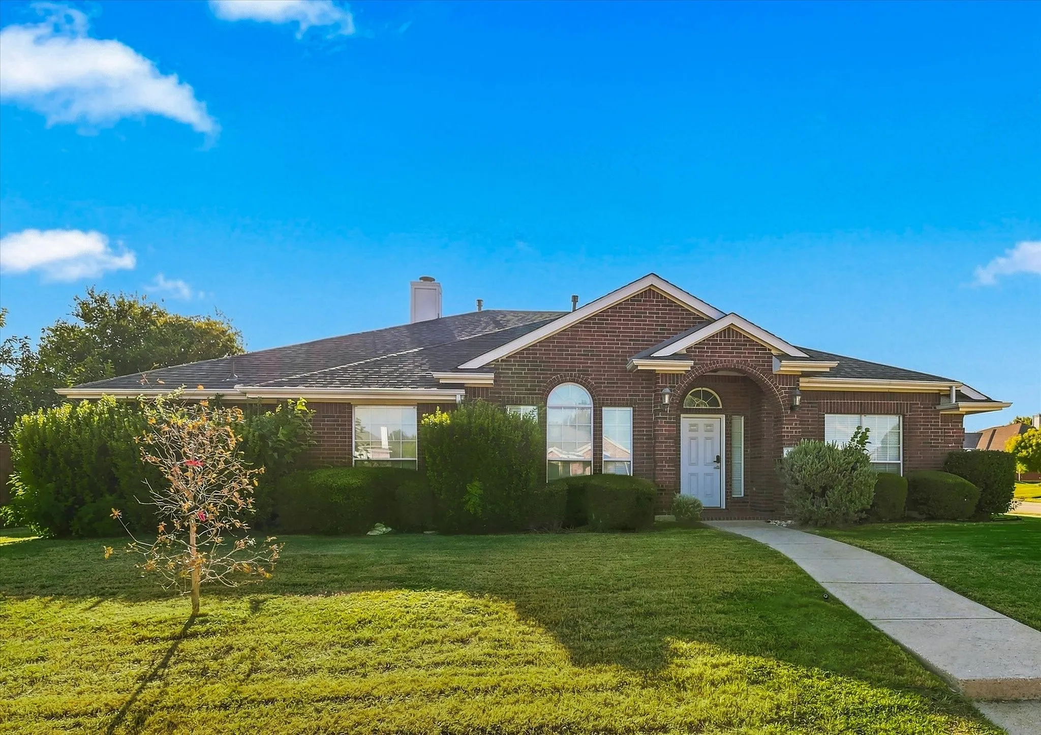 Single Family Residence For Sale in Collin County , 335 Linhurst Drive, Murphy, Texas 75094, 4 Bedroom, 3 Bathroom, 2 Garage spaces, 2,595 Sqft, built in 2001, mls#21380021, Real Estate Agent in Murphy, Homes For Sale in Collin county, Homes For Sale in Murphy, Realtor in Murphy Texas, Real Estate Brokerage Independent Realty Texas, Luminita Cordes Realtor