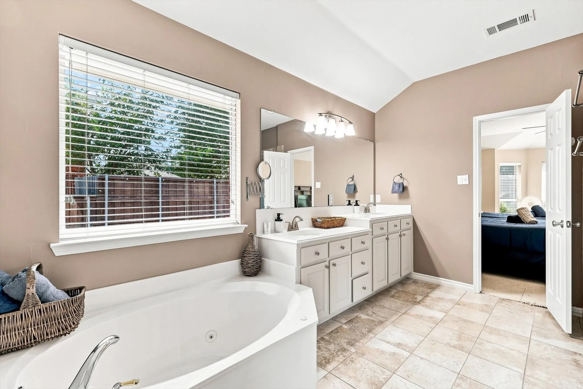 Single Family Residence For Sale in Collin County , 335 Linhurst Drive, Murphy, Texas 75094, 4 Bedroom, 3 Bathroom, 2 Garage spaces, 2,595 Sqft, built in 2001, mls#21380021, Real Estate Agent in Murphy, Homes For Sale in Collin county, Homes For Sale in Murphy, Realtor in Murphy Texas, Real Estate Brokerage Independent Realty Texas, Luminita Cordes Realtor