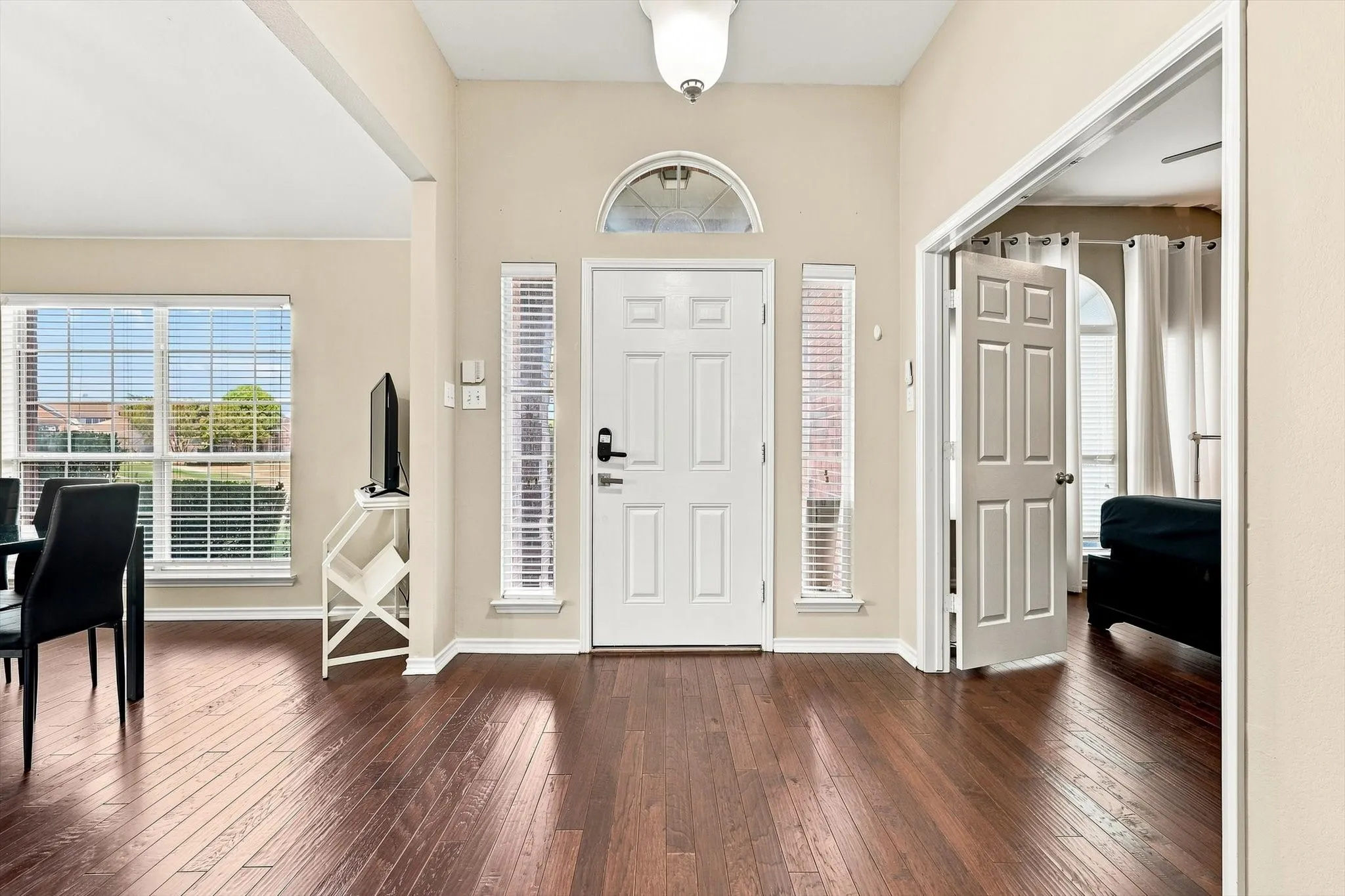 Single Family Residence For Sale in Collin County , 335 Linhurst Drive, Murphy, Texas 75094, 4 Bedroom, 3 Bathroom, 2 Garage spaces, 2,595 Sqft, built in 2001, mls#21380021, Real Estate Agent in Murphy, Homes For Sale in Collin county, Homes For Sale in Murphy, Realtor in Murphy Texas, Real Estate Brokerage Independent Realty Texas, Luminita Cordes Realtor