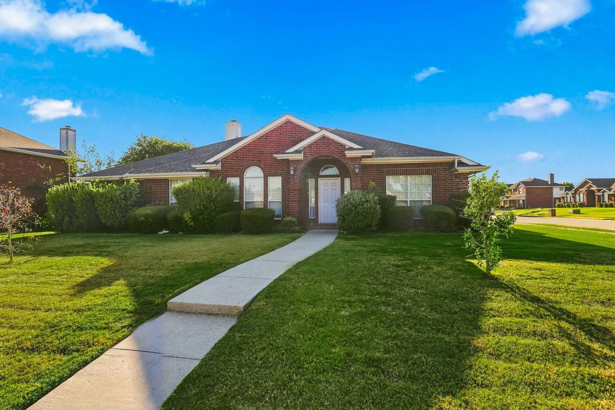 Single Family Residence For Sale in Collin County , 335 Linhurst Drive, Murphy, Texas 75094, 4 Bedroom, 3 Bathroom, 2 Garage spaces, 2,595 Sqft, built in 2001, mls#21380021, Real Estate Agent in Murphy, Homes For Sale in Collin county, Homes For Sale in Murphy, Realtor in Murphy Texas, Real Estate Brokerage Independent Realty Texas, Luminita Cordes Realtor
