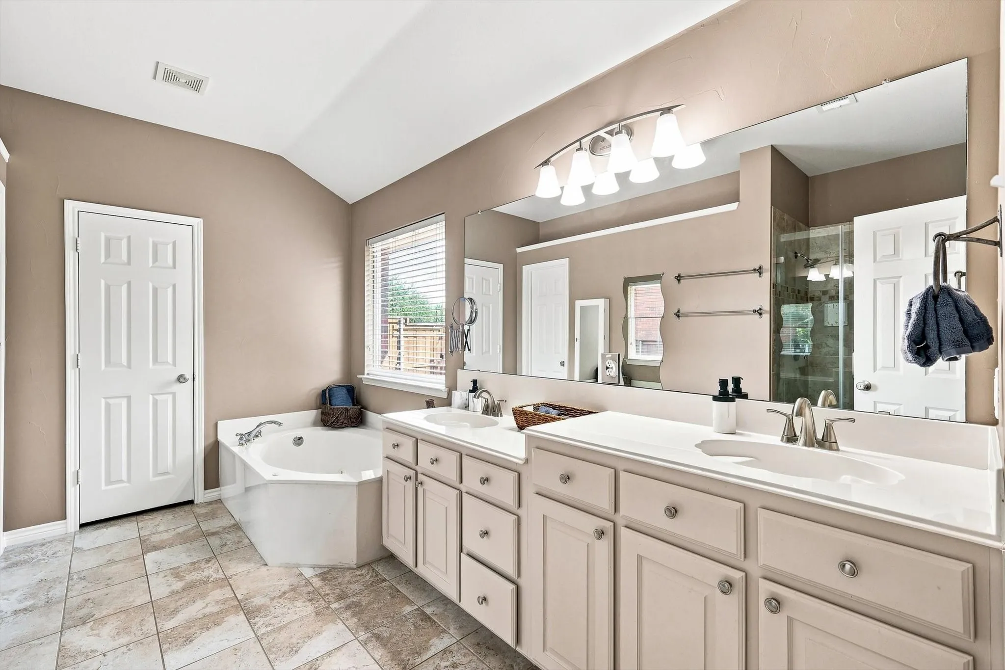 Single Family Residence For Sale in Collin County , 335 Linhurst Drive, Murphy, Texas 75094, 4 Bedroom, 3 Bathroom, 2 Garage spaces, 2,595 Sqft, built in 2001, mls#21380021, Real Estate Agent in Murphy, Homes For Sale in Collin county, Homes For Sale in Murphy, Realtor in Murphy Texas, Real Estate Brokerage Independent Realty Texas, Luminita Cordes Realtor