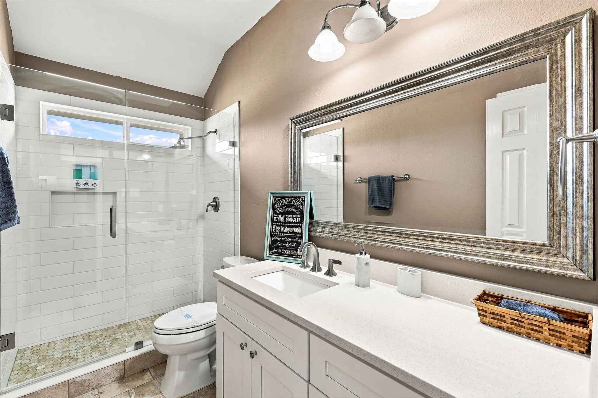 Single Family Residence For Sale in Collin County , 335 Linhurst Drive, Murphy, Texas 75094, 4 Bedroom, 3 Bathroom, 2 Garage spaces, 2,595 Sqft, built in 2001, mls#21380021, Real Estate Agent in Murphy, Homes For Sale in Collin county, Homes For Sale in Murphy, Realtor in Murphy Texas, Real Estate Brokerage Independent Realty Texas, Luminita Cordes Realtor