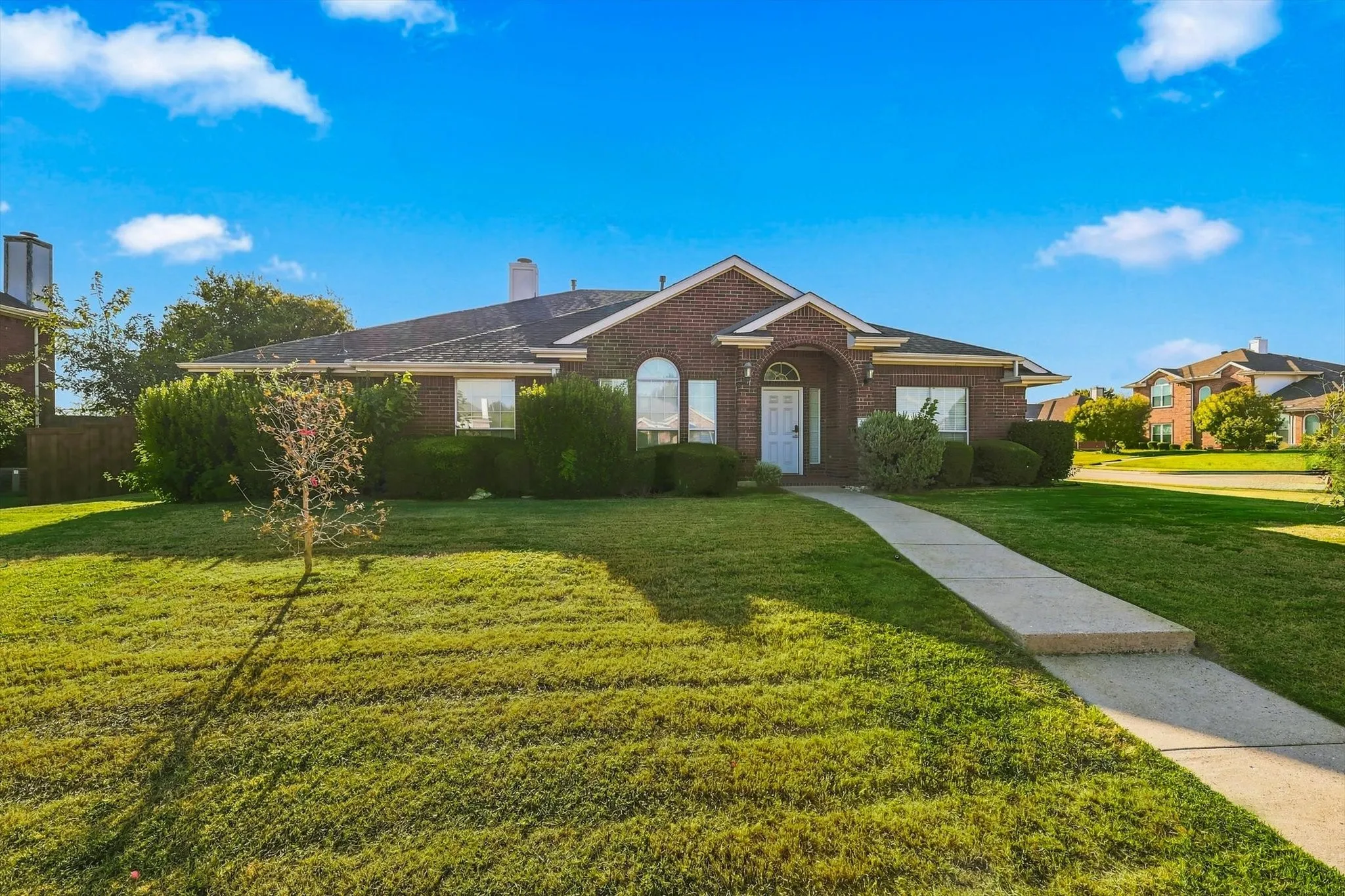 Single Family Residence For Sale in Collin County , 335 Linhurst Drive, Murphy, Texas 75094, 4 Bedroom, 3 Bathroom, 2 Garage spaces, 2,595 Sqft, built in 2001, mls#21380021, Real Estate Agent in Murphy, Homes For Sale in Collin county, Homes For Sale in Murphy, Realtor in Murphy Texas, Real Estate Brokerage Independent Realty Texas, Luminita Cordes Realtor