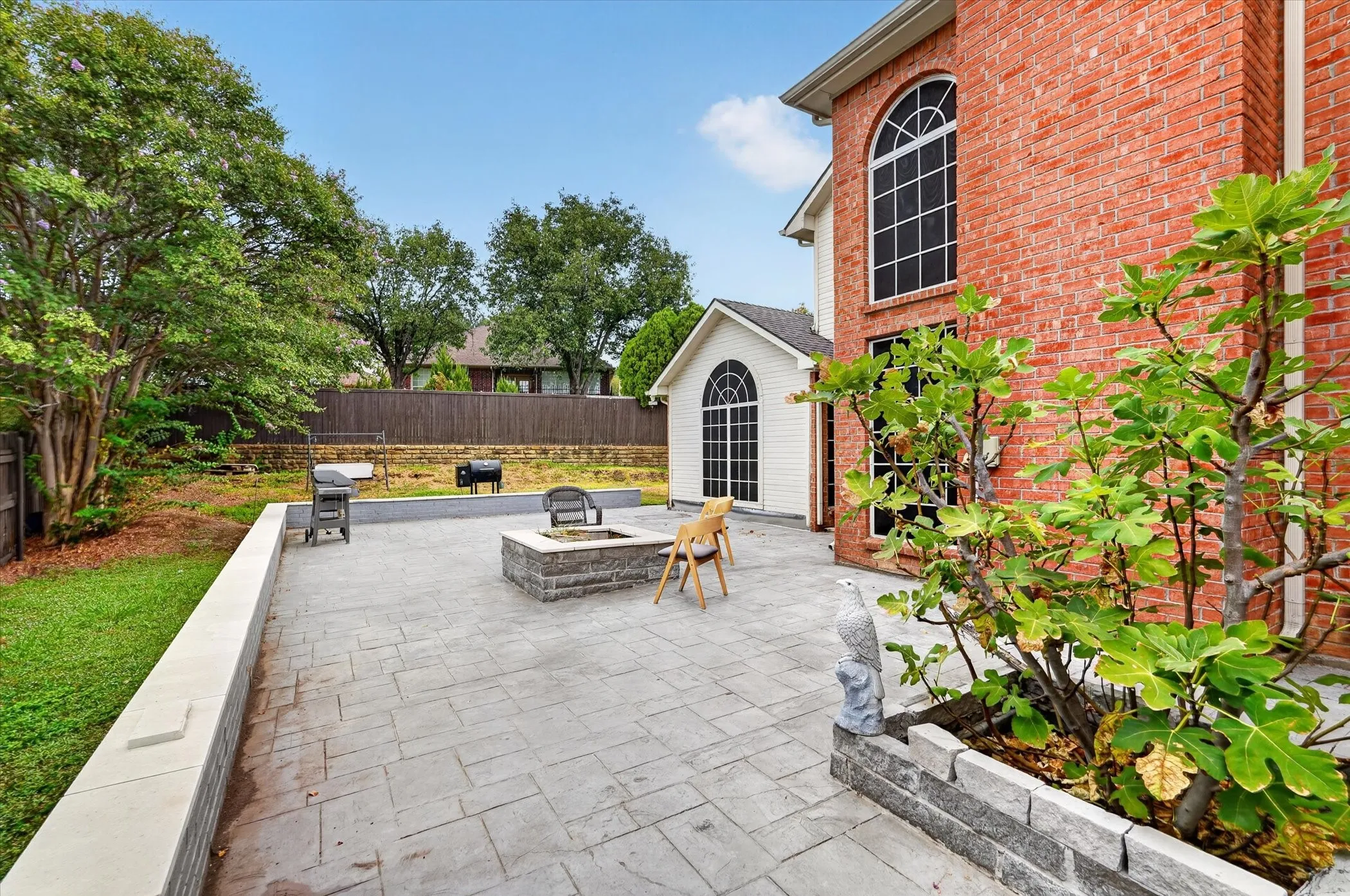 Single Family Residence For Sale in Dallas County , 9803 Hickory Hollow Lane, Irving, Texas 75063, 3 Bedroom, 3 Bathroom, 2 Garage spaces, 2,327 Sqft, built in 1994, mls#21365063, Real Estate Agent in Irving, Homes For Sale in Dallas county, Homes For Sale in Irving, Realtor in Irving Texas, Real Estate Brokerage Independent Realty Texas, Luminita Cordes Realtor