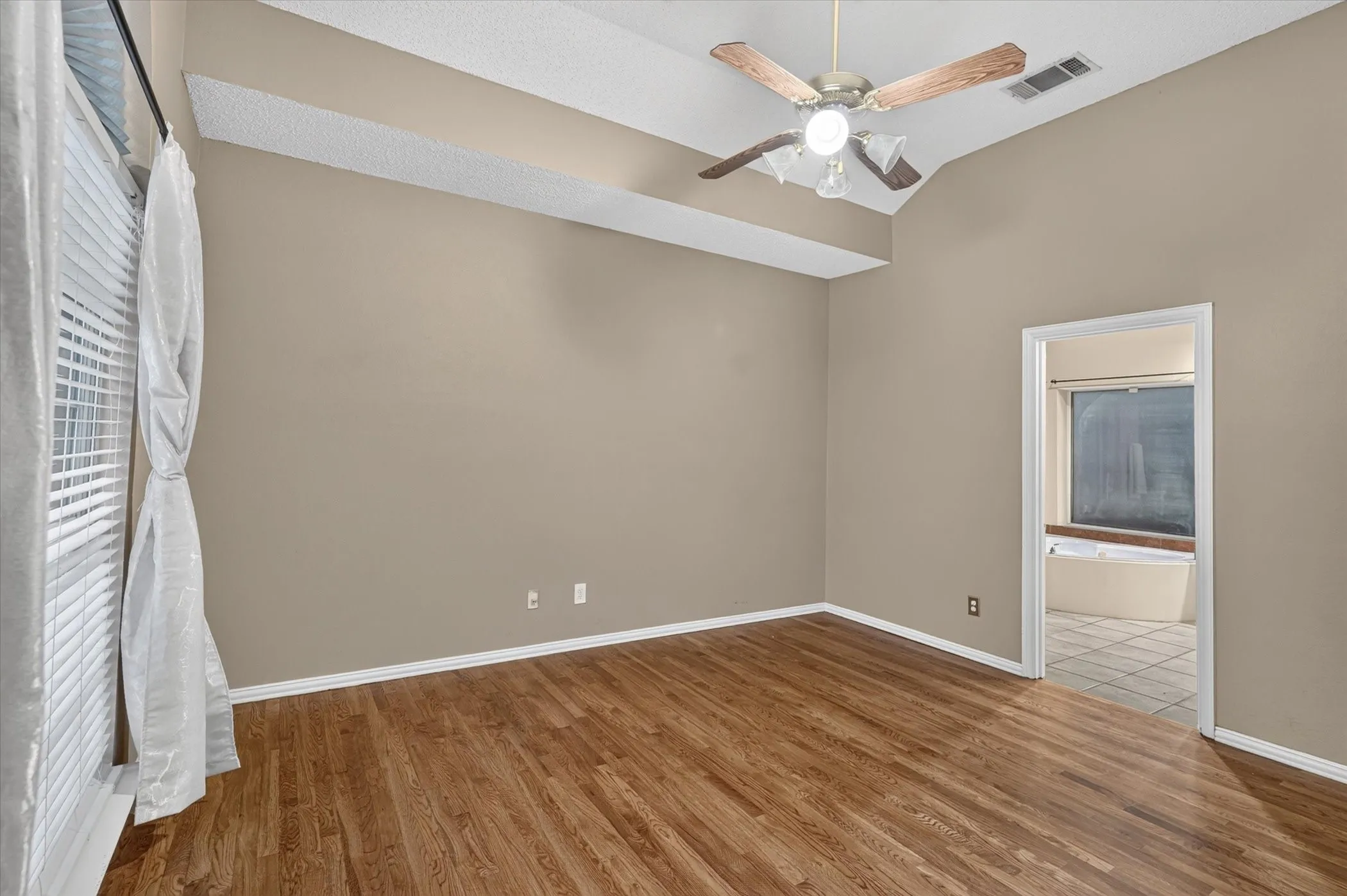 Single Family Residence For Sale in Dallas County , 9803 Hickory Hollow Lane, Irving, Texas 75063, 3 Bedroom, 3 Bathroom, 2 Garage spaces, 2,327 Sqft, built in 1994, mls#21365063, Real Estate Agent in Irving, Homes For Sale in Dallas county, Homes For Sale in Irving, Realtor in Irving Texas, Real Estate Brokerage Independent Realty Texas, Luminita Cordes Realtor